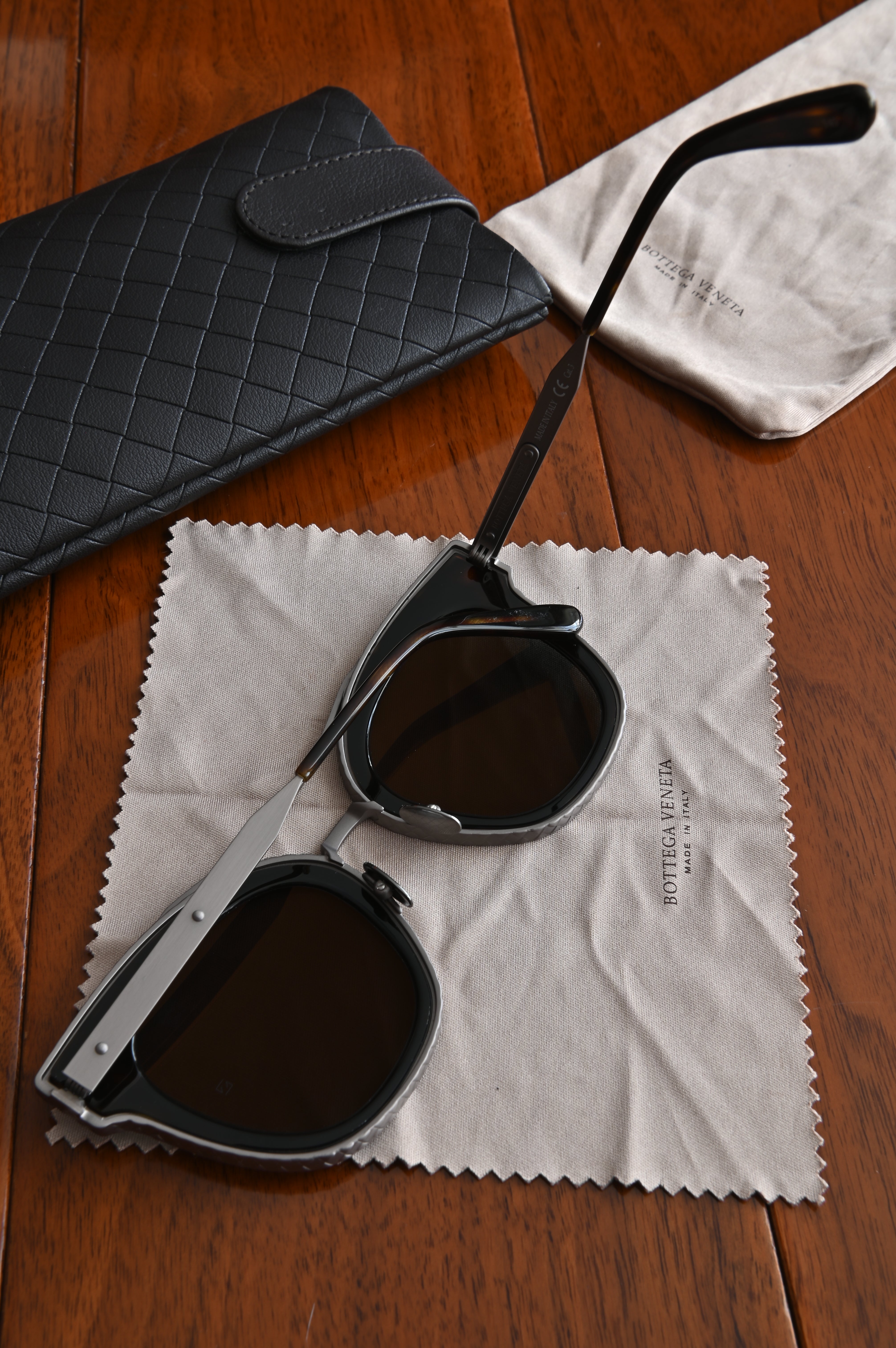 Bottega Veneta Metallic frame Sunglasses right arm