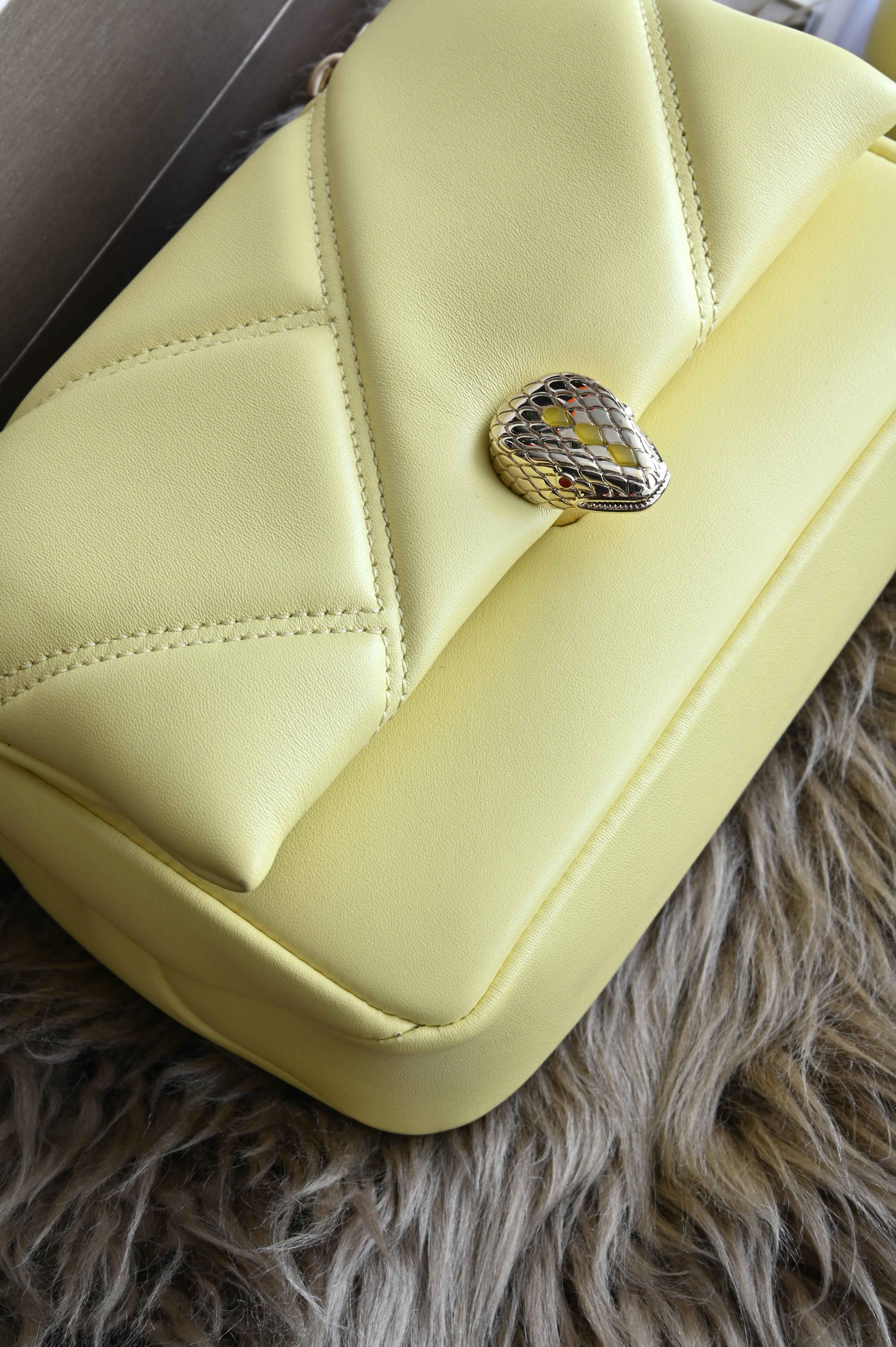 Bvlgari Serpenti Cabochon Small bag corner