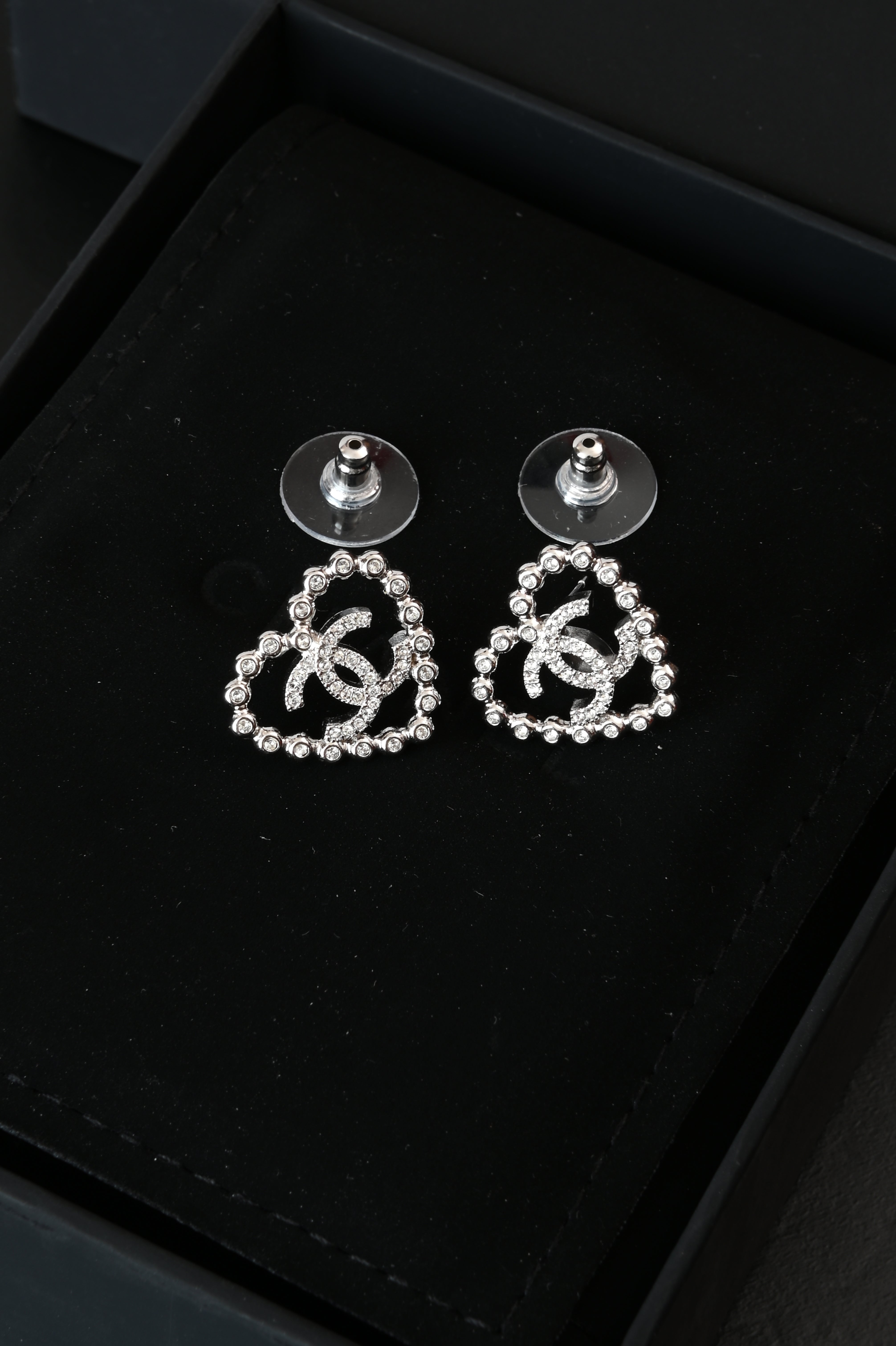 Chanel CC silver heart earrings B25