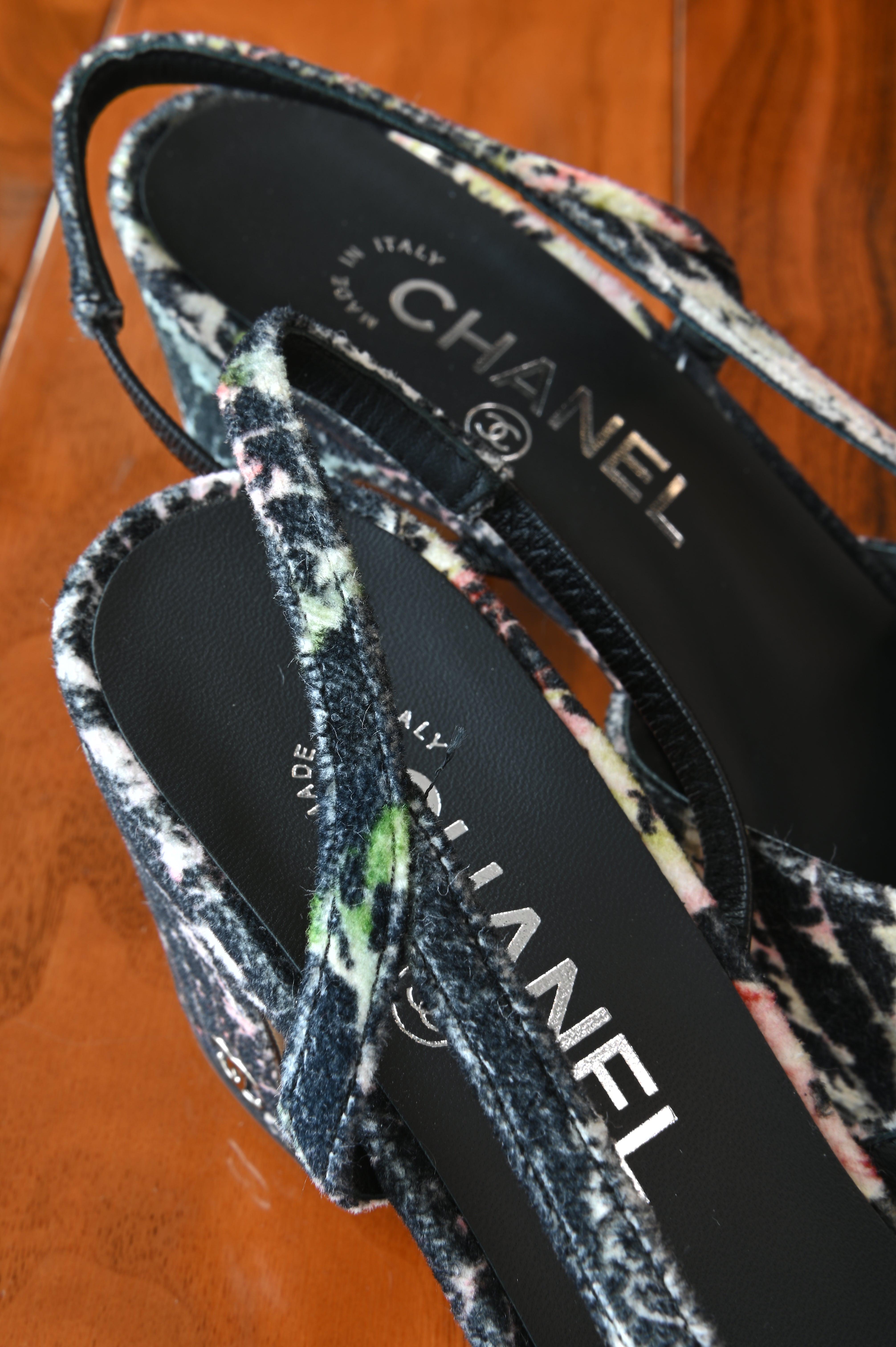 Chanel Black Triclor Leaf Pattern Tweed Slingback Pumps back