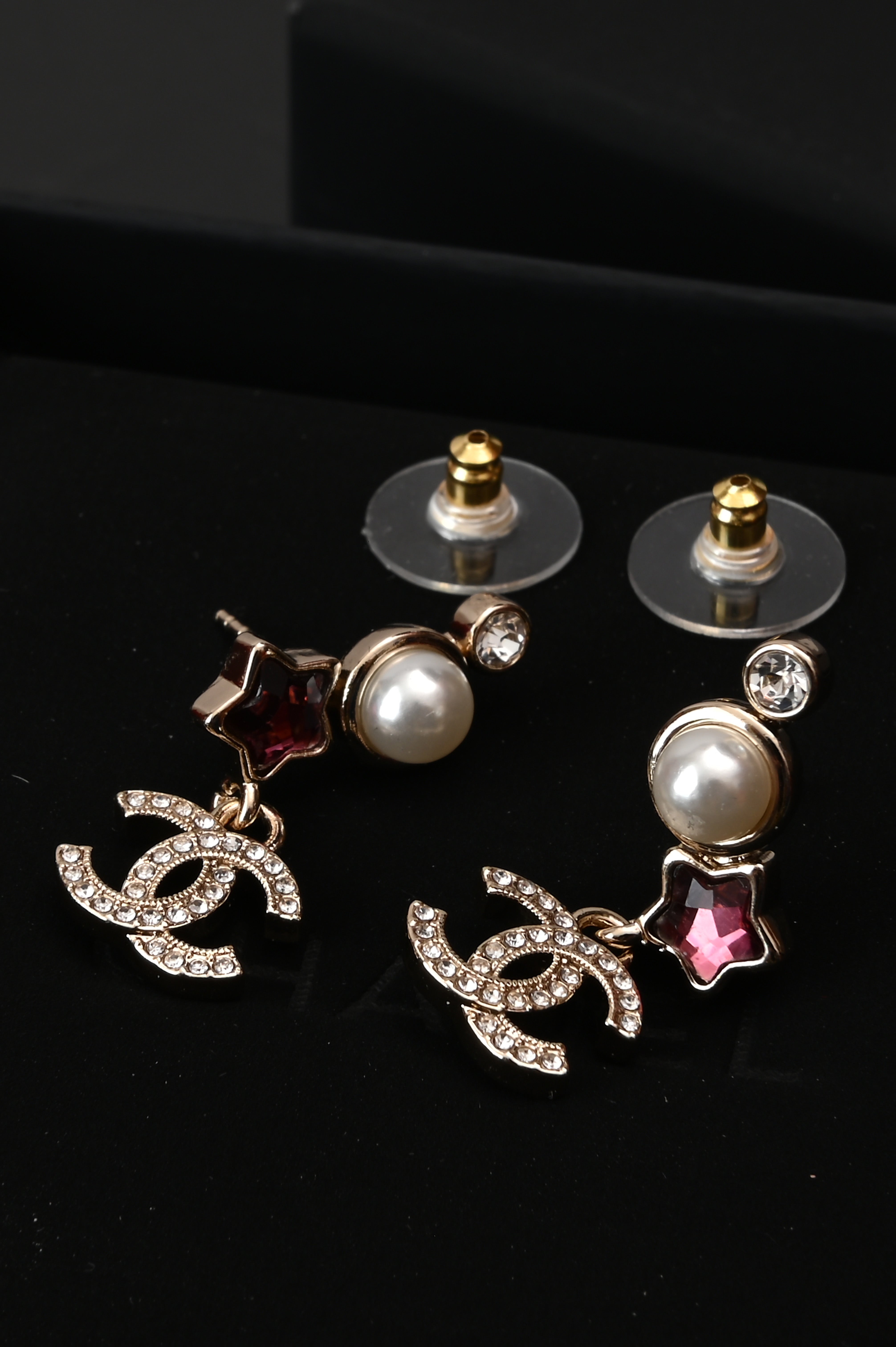 Chanel CC Pearl and star dangling earrings P25