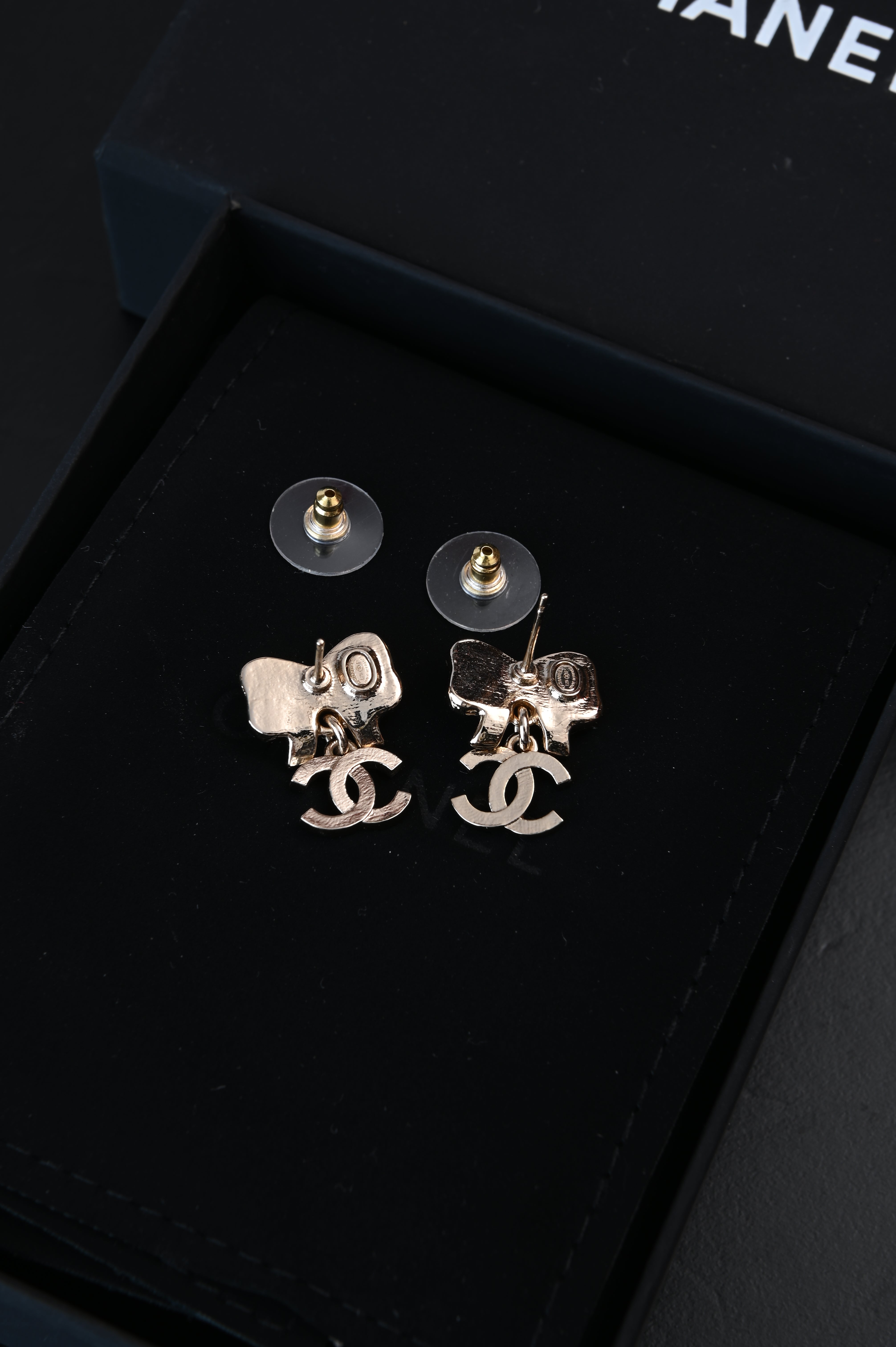 Chanel CC Resin earrings details