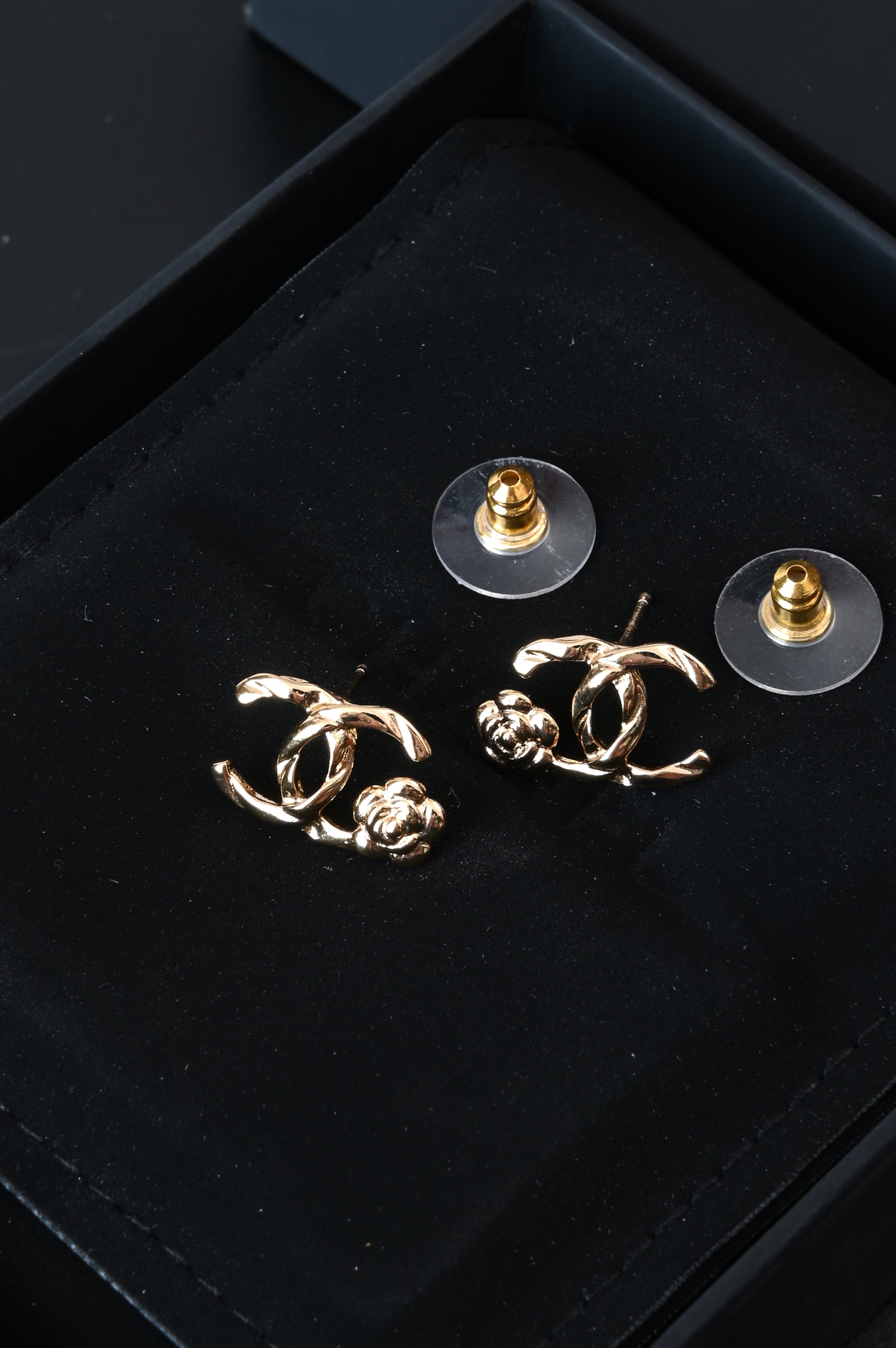 Chanel CC camelia earings A22