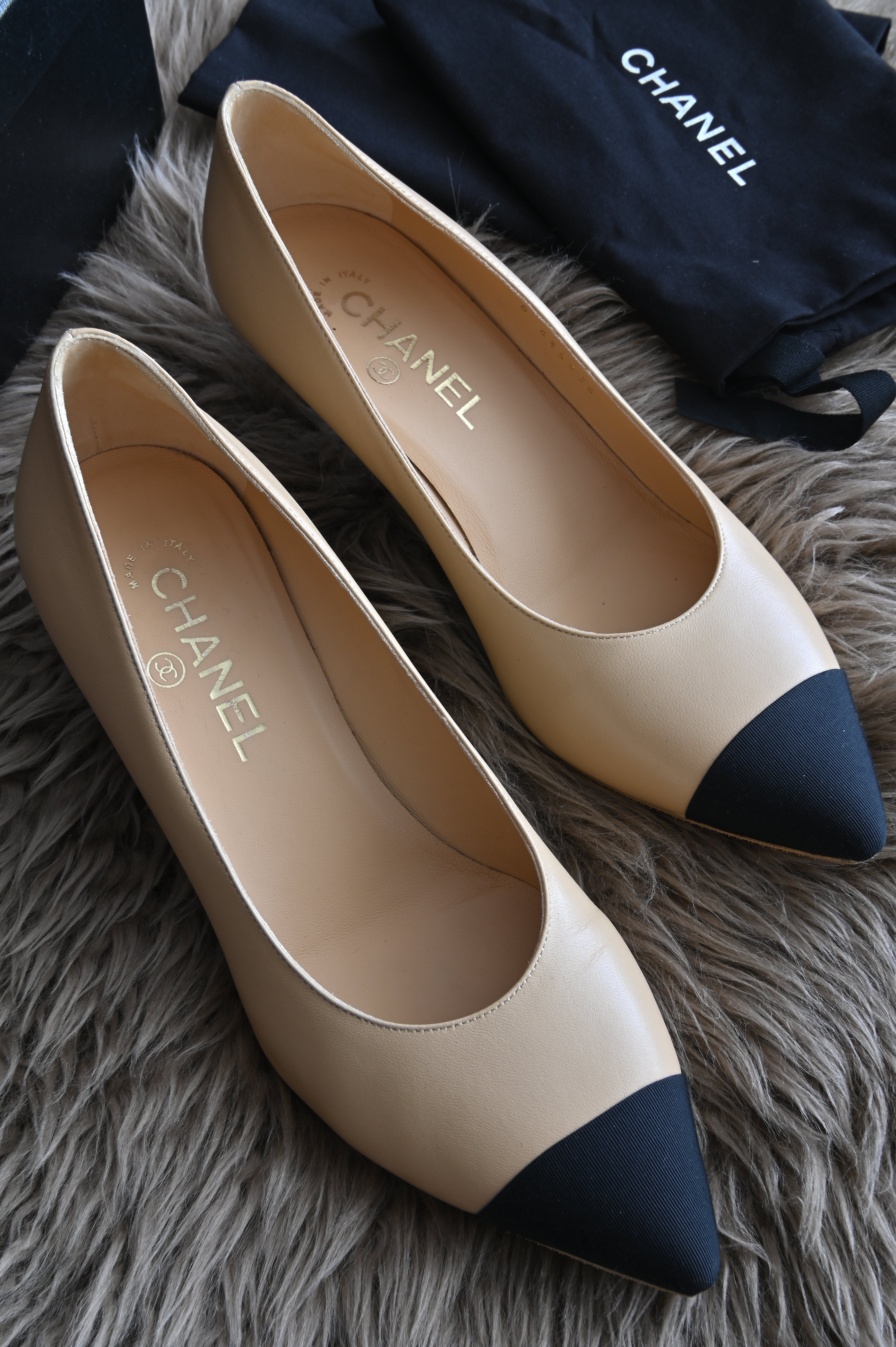 Chanel Pearl heels Two Tone Beige Black pumps front