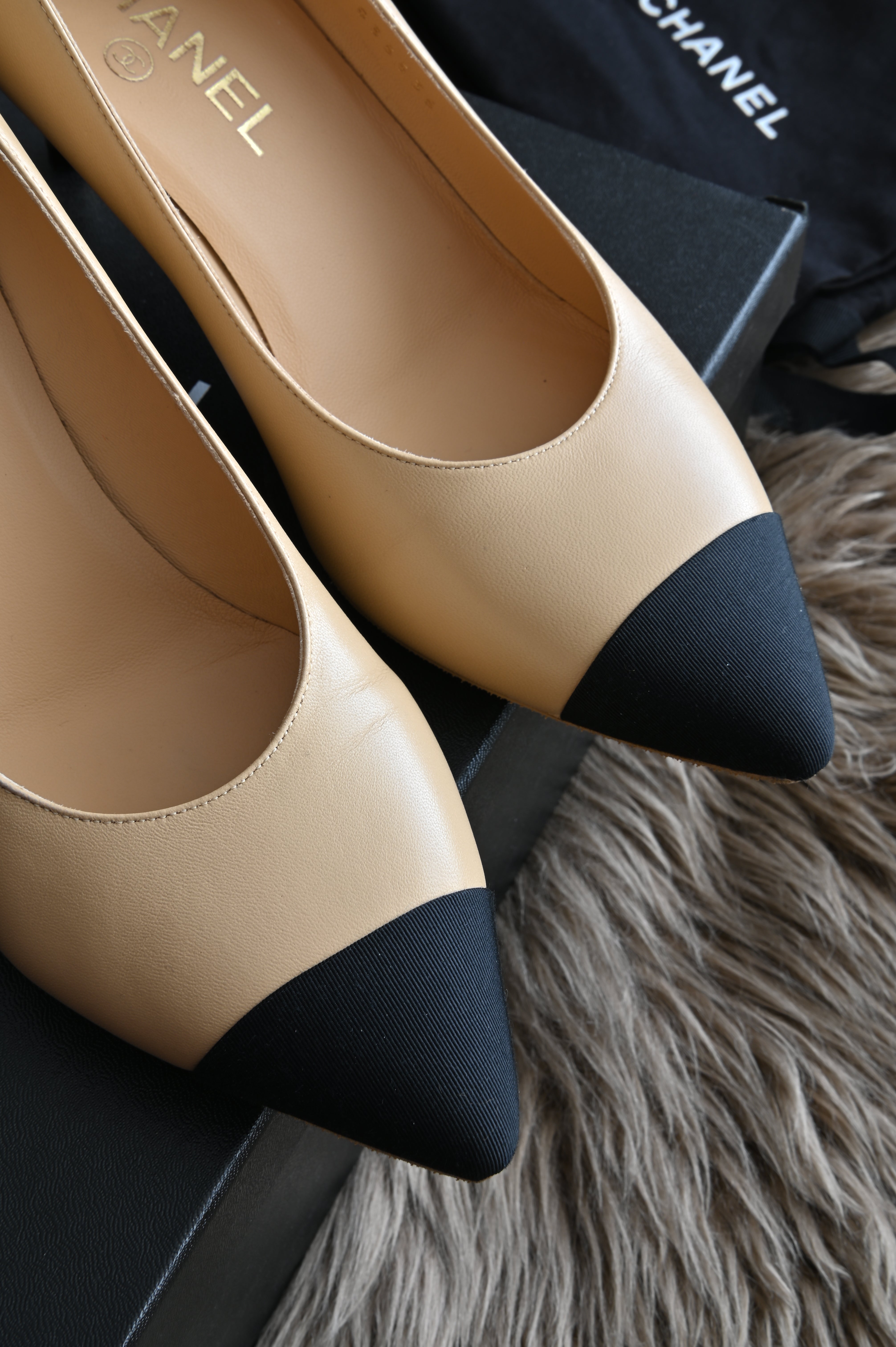 Chanel Pearl heels Two Tone Beige Black pumps front tips