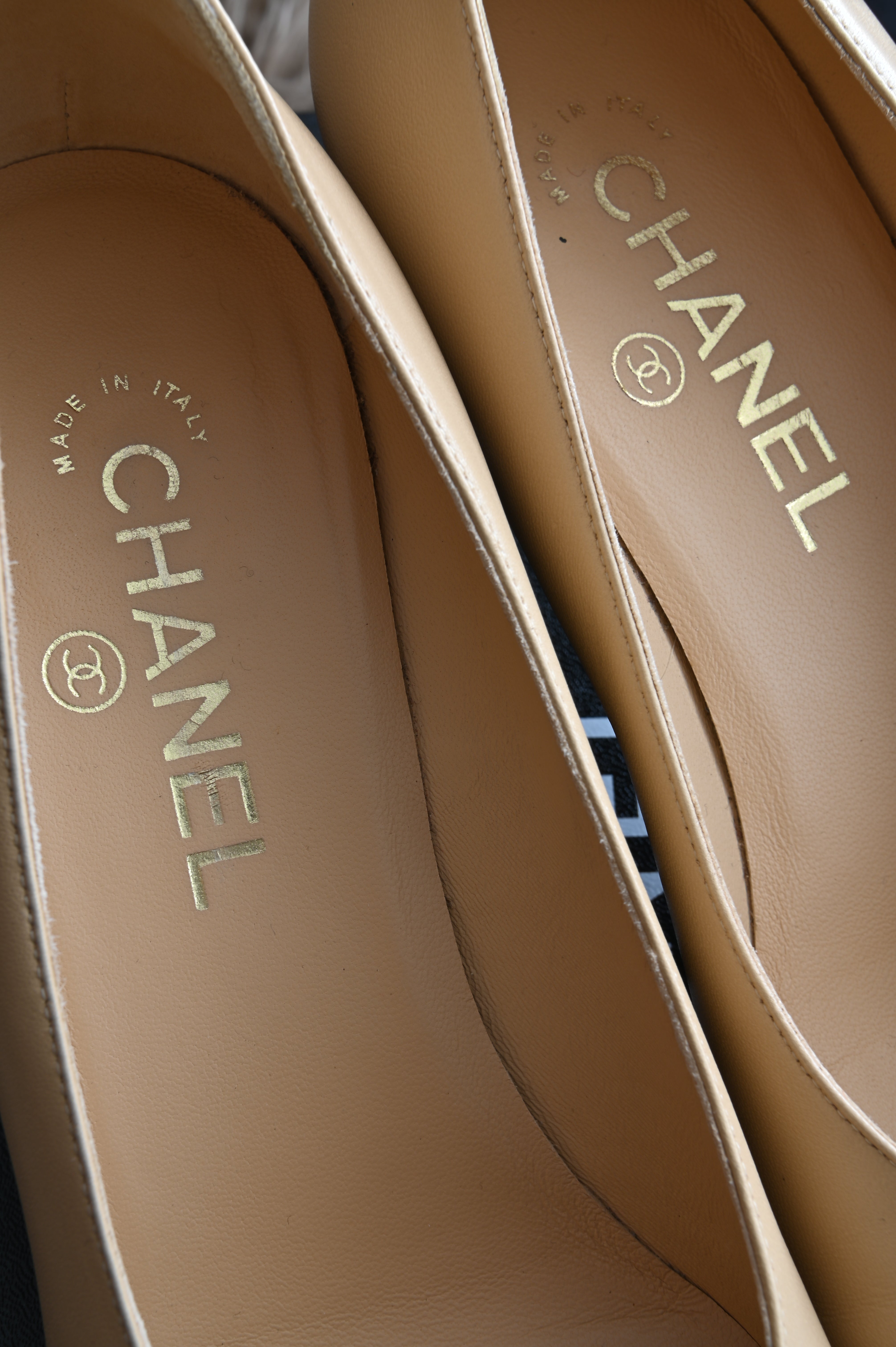 Chanel Pearl heels Two Tone Beige Black pumps logo