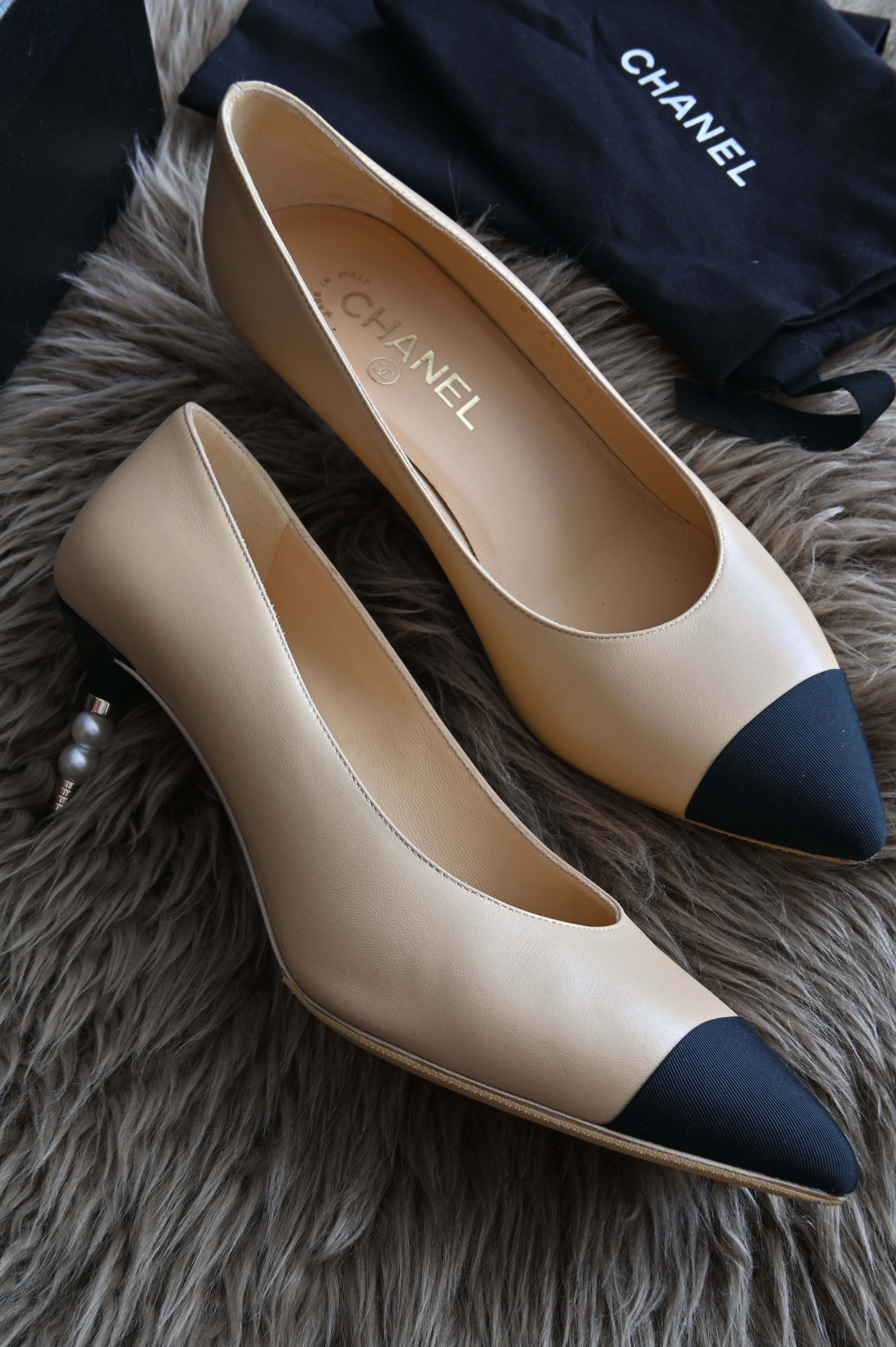 Chanel Pearl heels Two Tone Beige Black pumps right