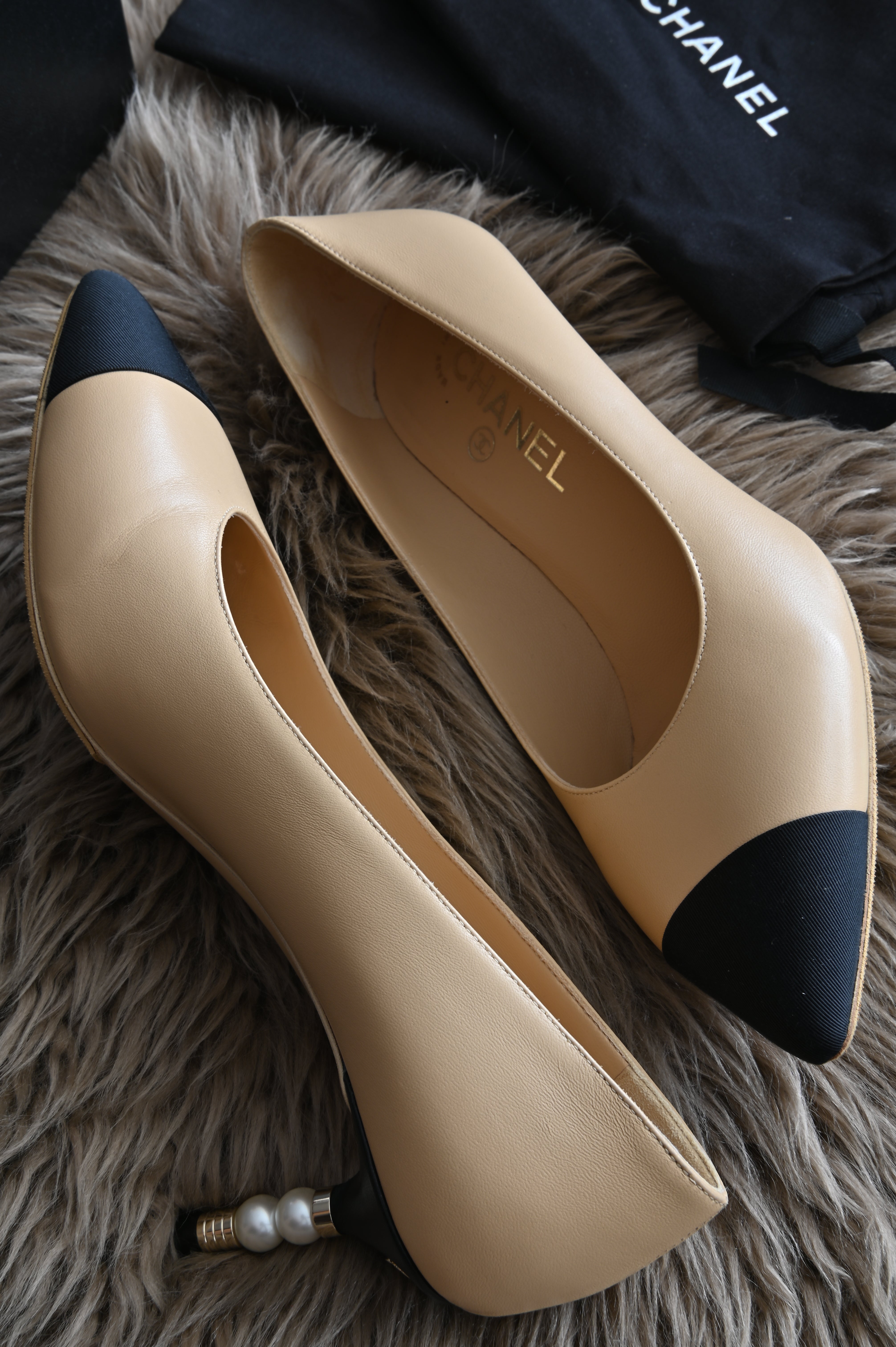 Chanel Pearl heels Two Tone Beige Black pumps side two