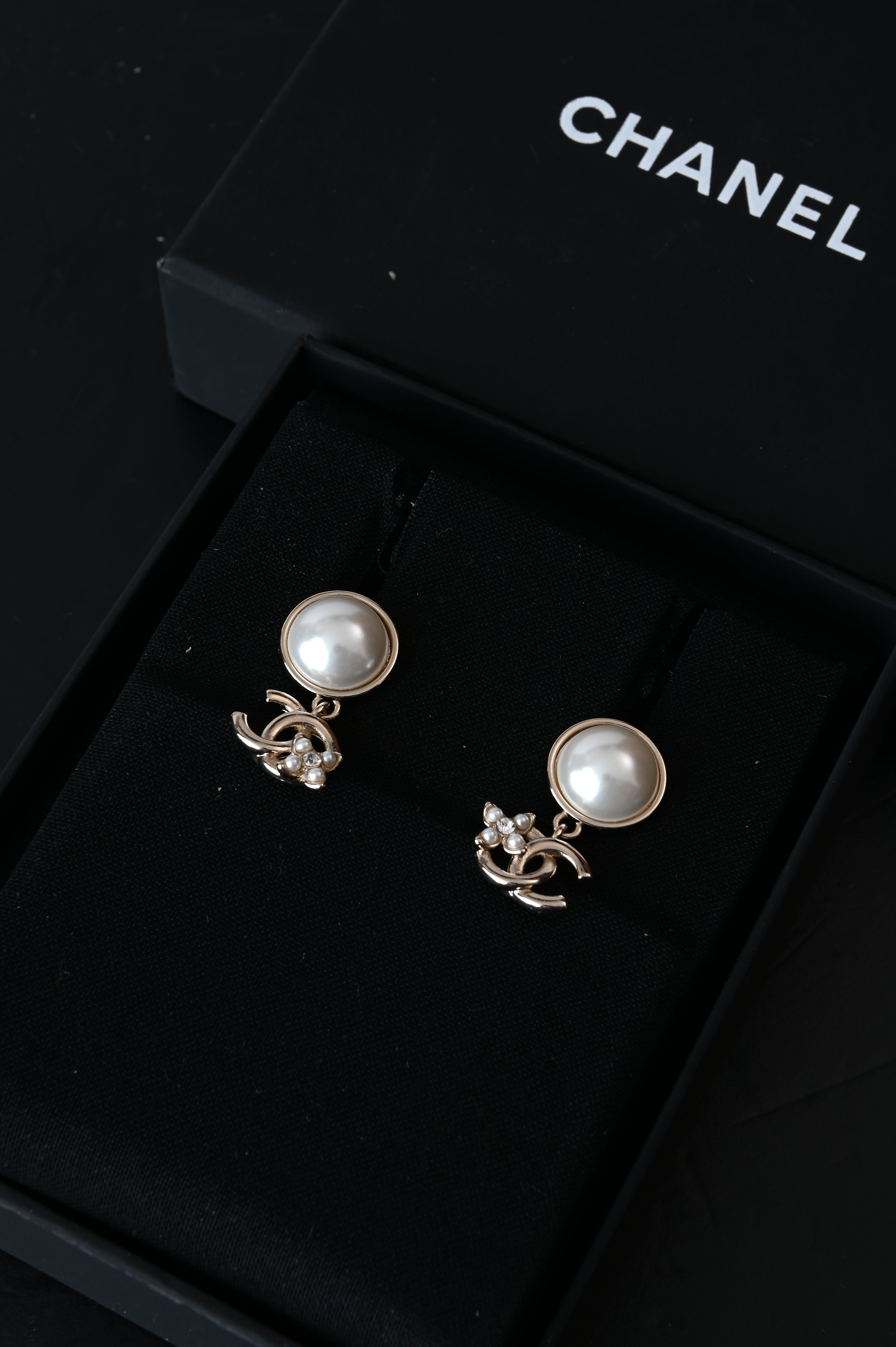 Chanel Earrings Pearl CC Small