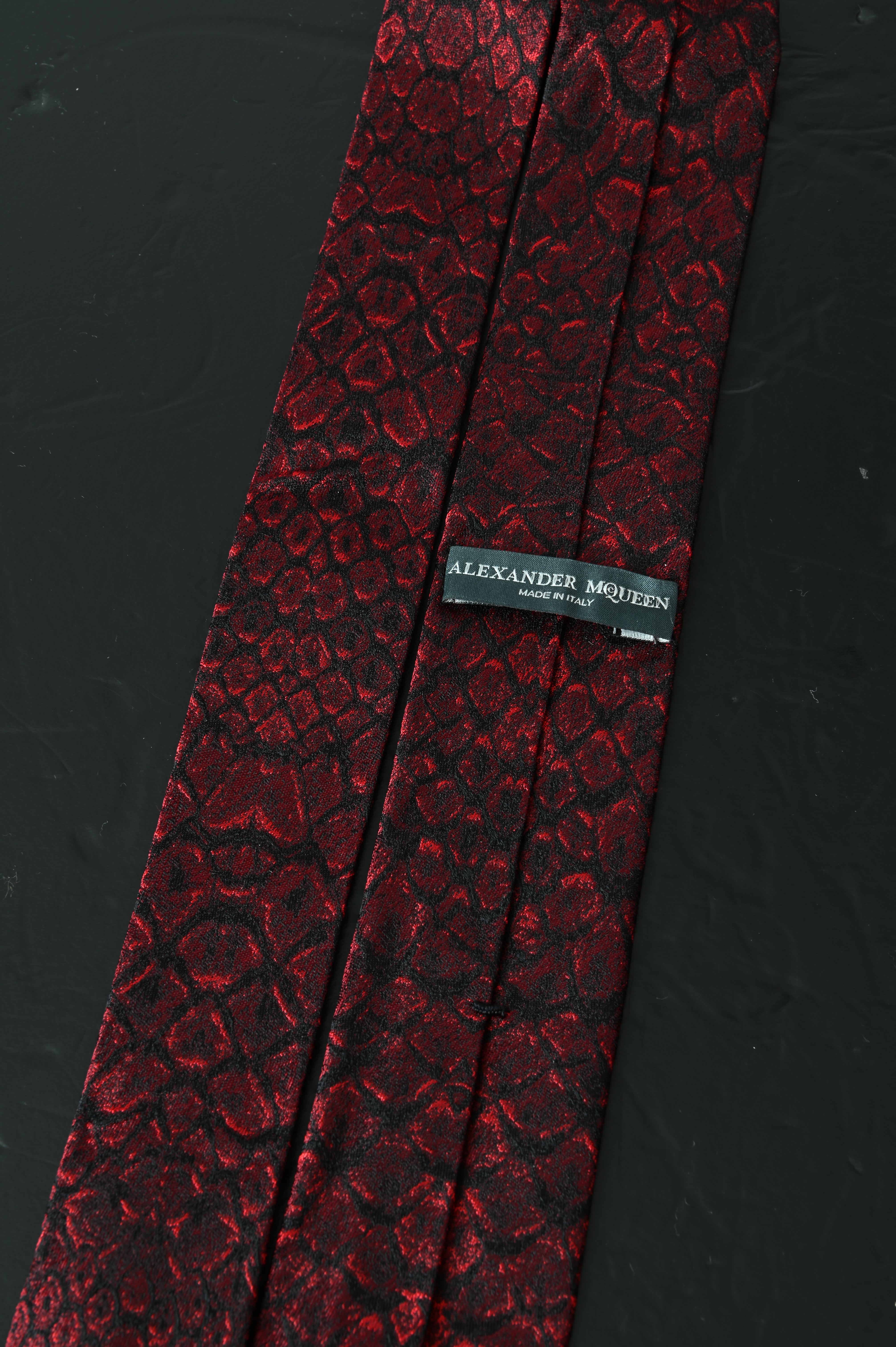 Alexander MQUEEN Scaled Tie in Red and Black with Skull Logo