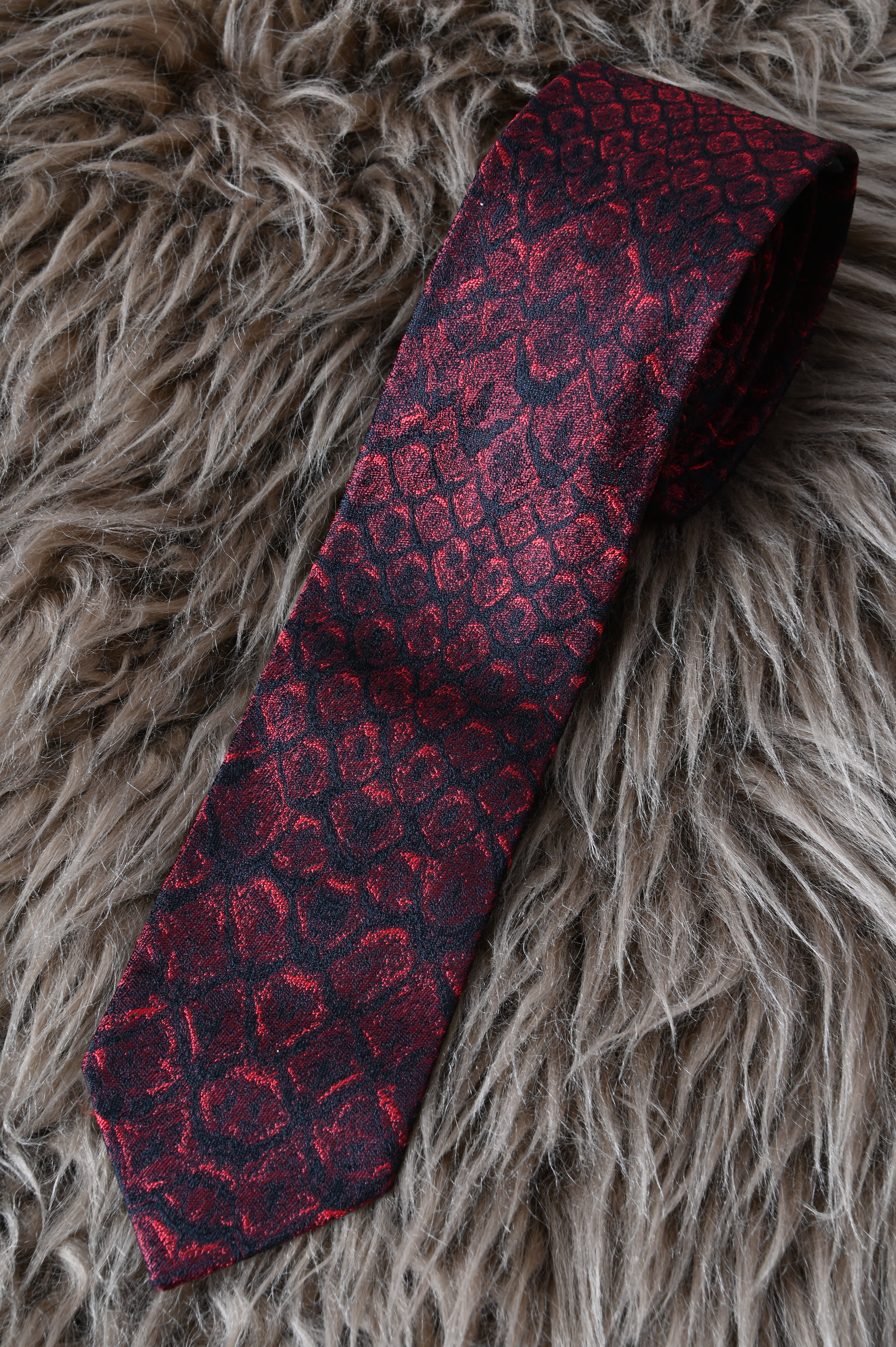 Alexander MQUEEN Scaled Tie in Red and Black with Skull Logo