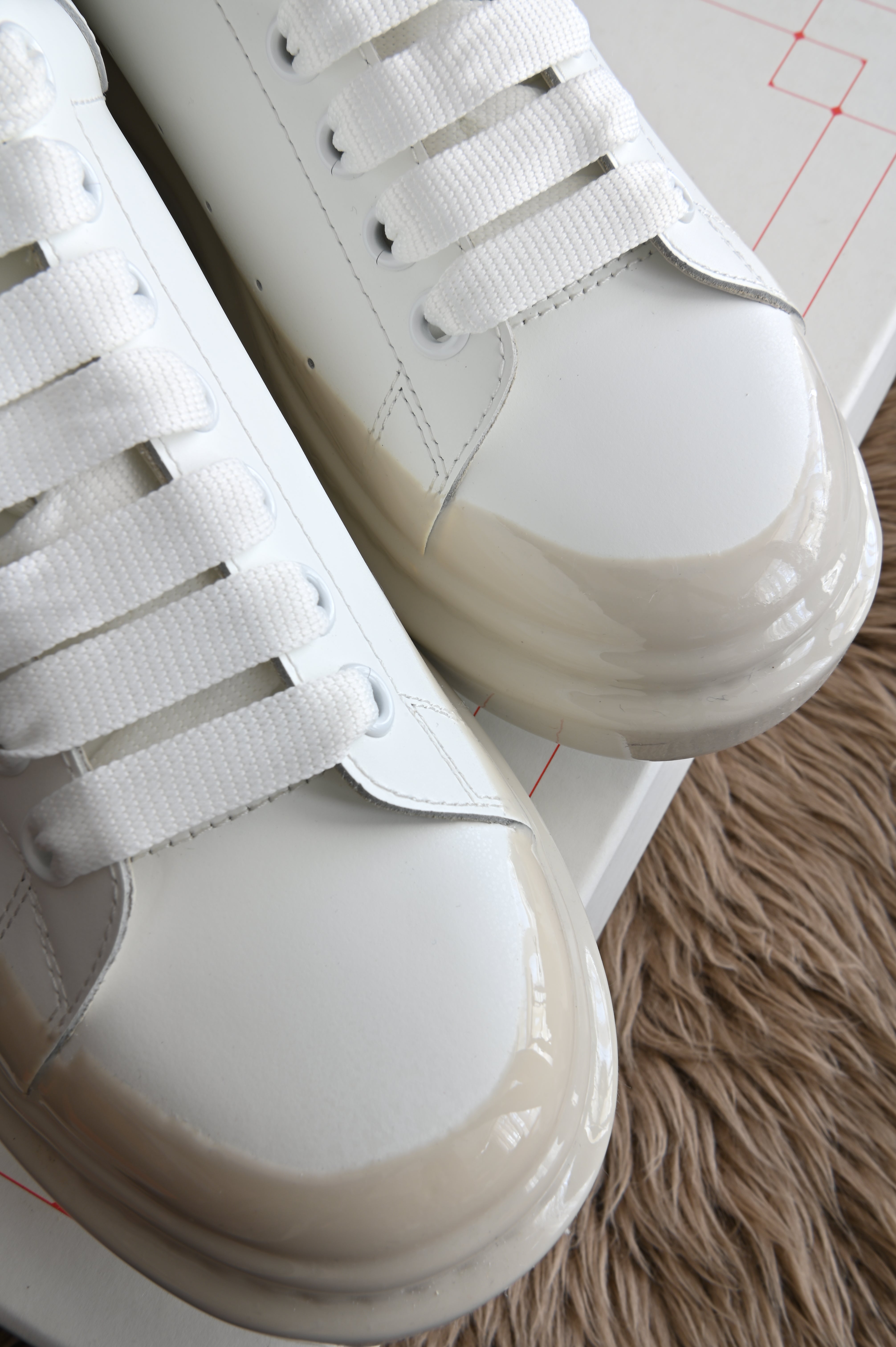 Alexander McQueen Oversized sneakers in white