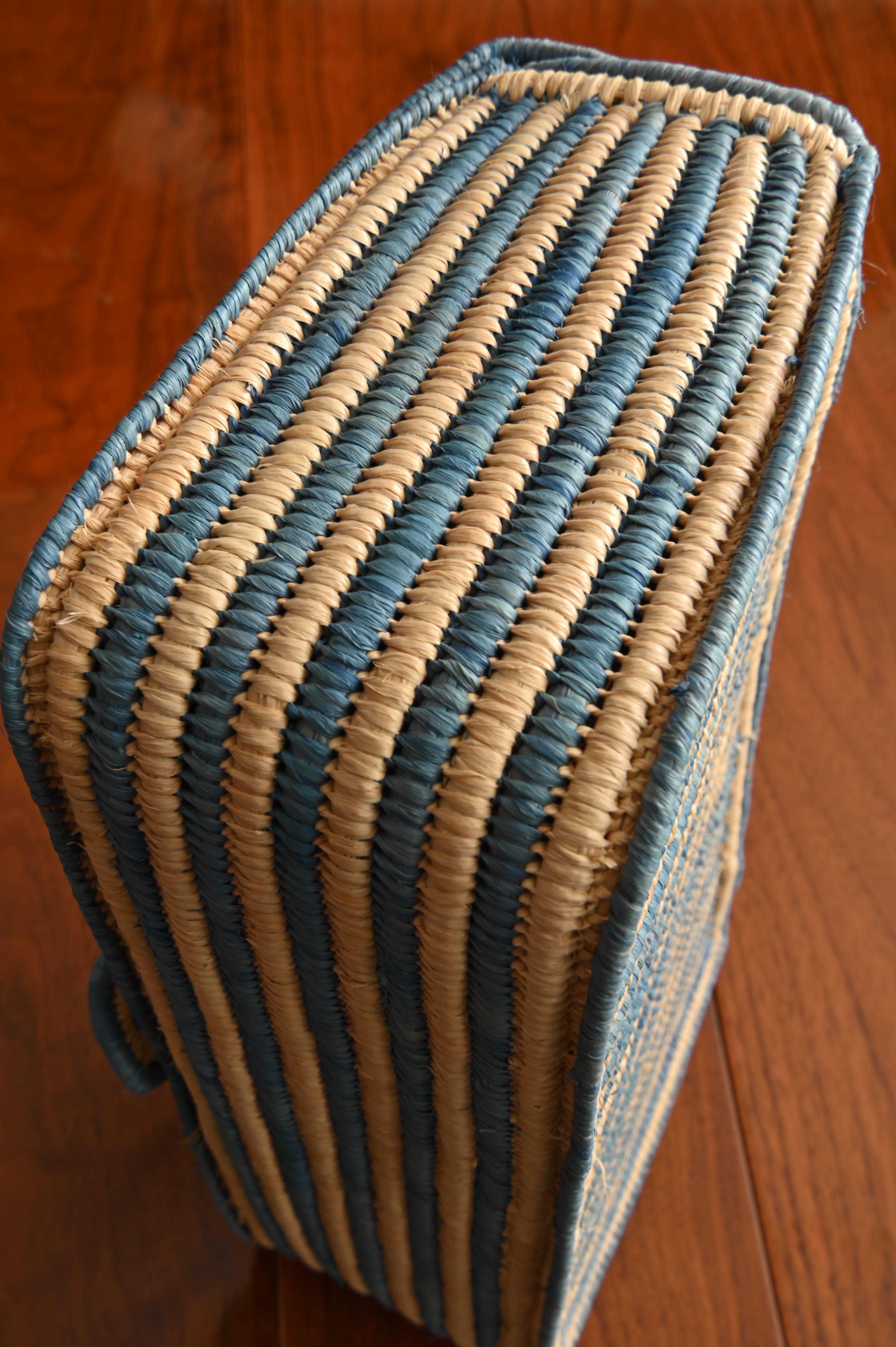 Gucci Marmont Small Shoulder Bag in blue Tan woven raffia Gold