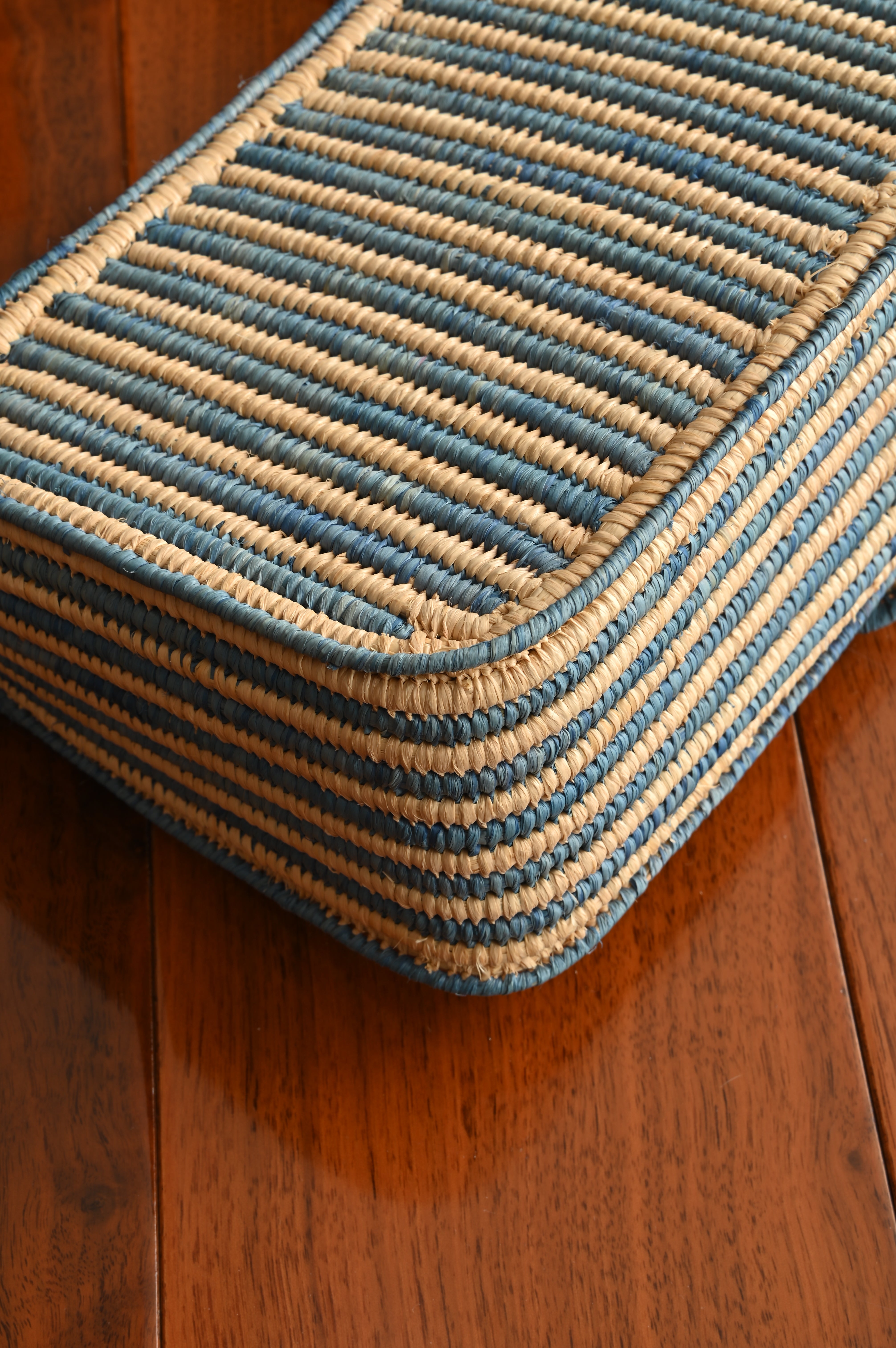 Gucci Marmont Small Shoulder Bag in blue Tan woven raffia Gold