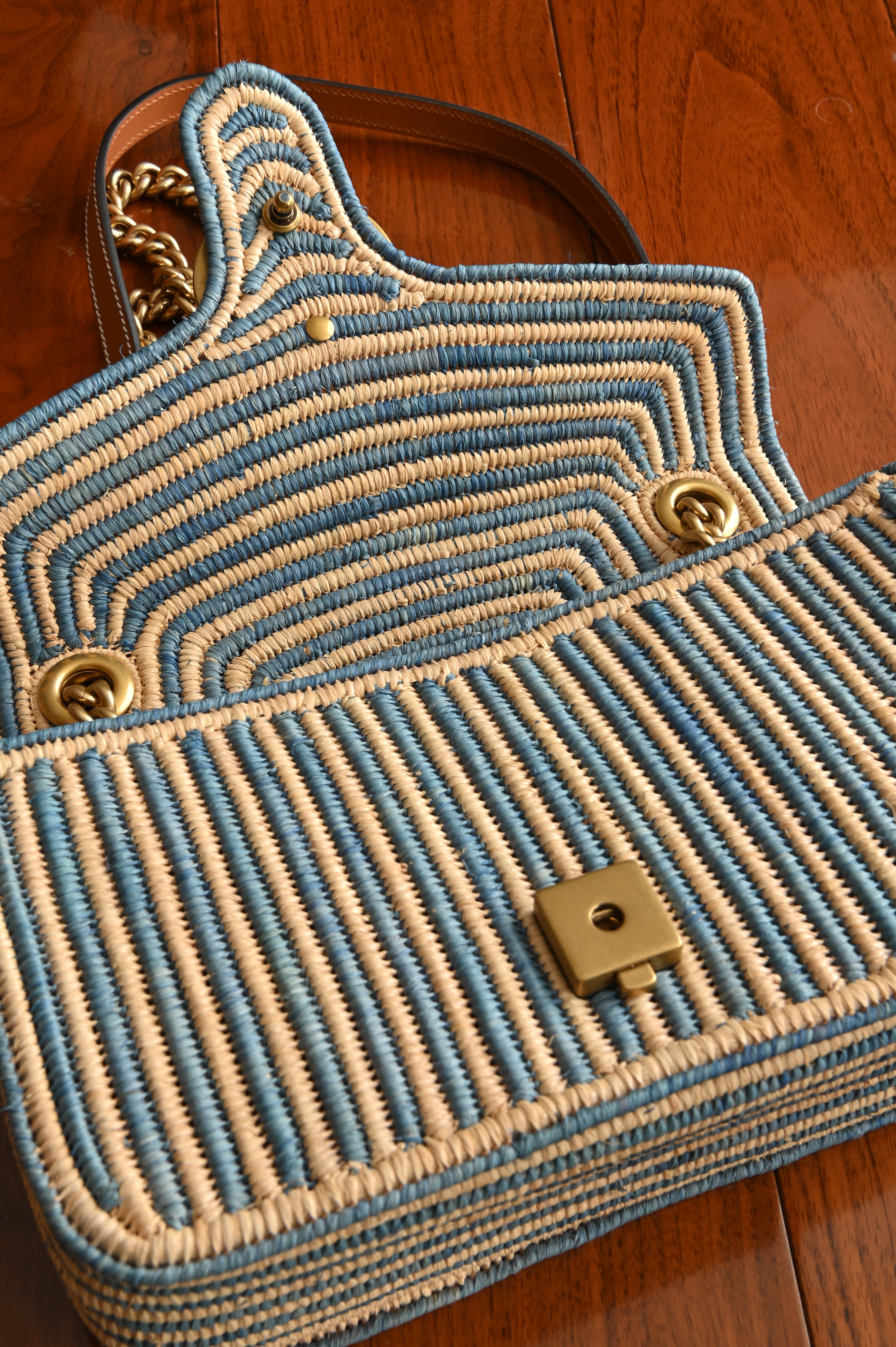 Gucci Marmont Small Shoulder Bag in blue Tan woven raffia Gold