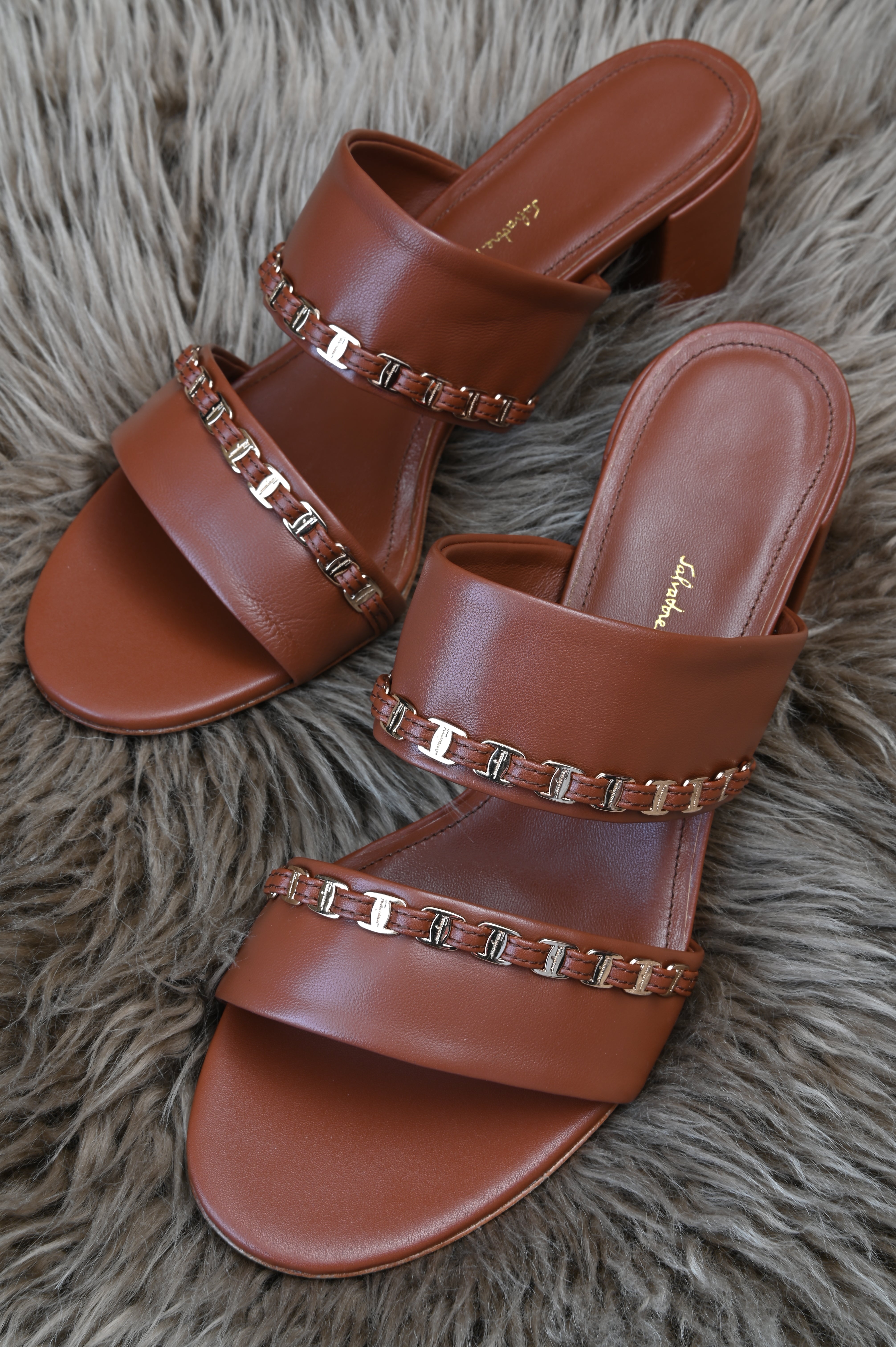 Salvatore Ferragamo Trabiana Chain Block Size 9