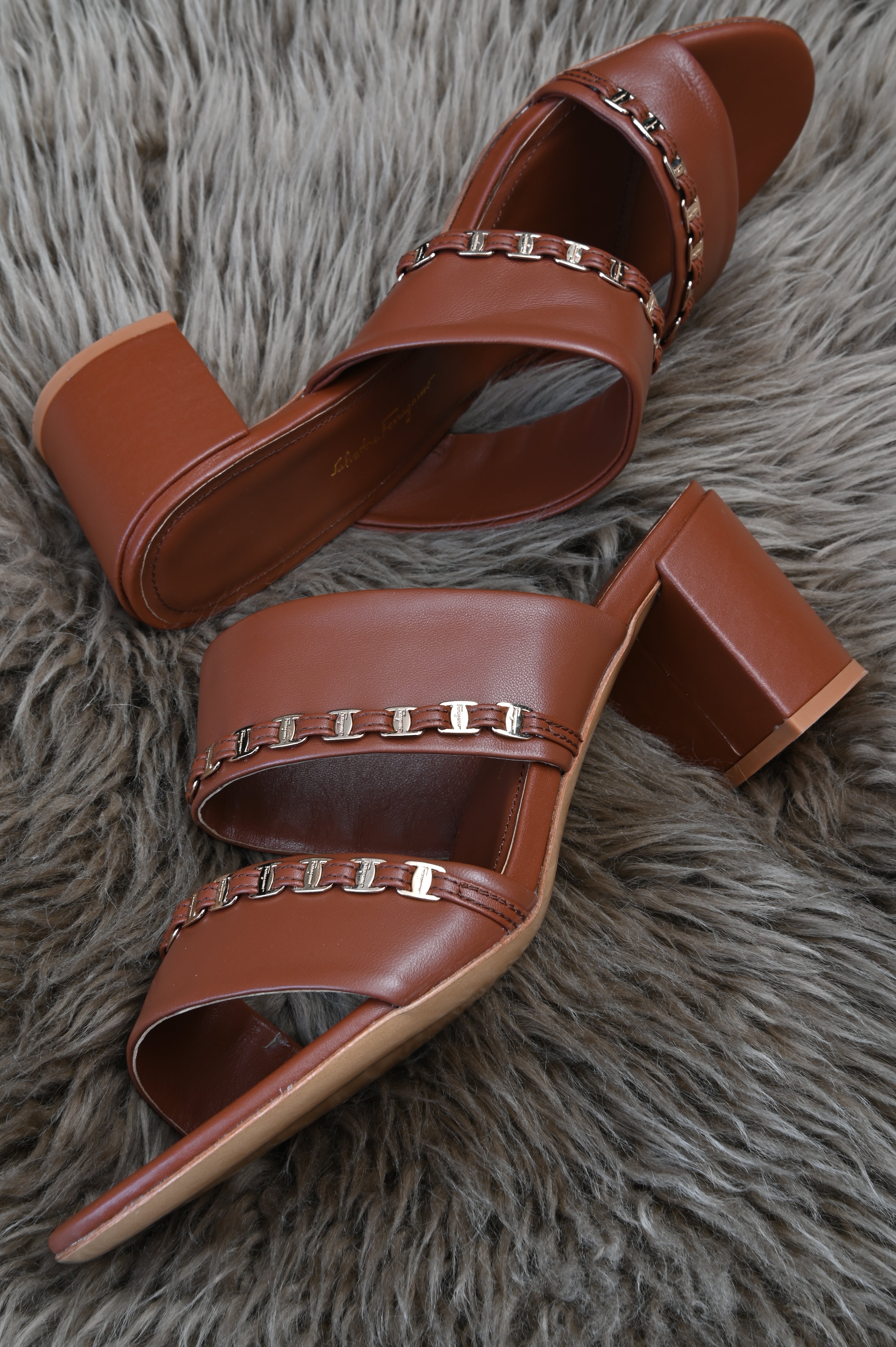 Salvatore Ferragamo Trabiana Chain Block Size 9