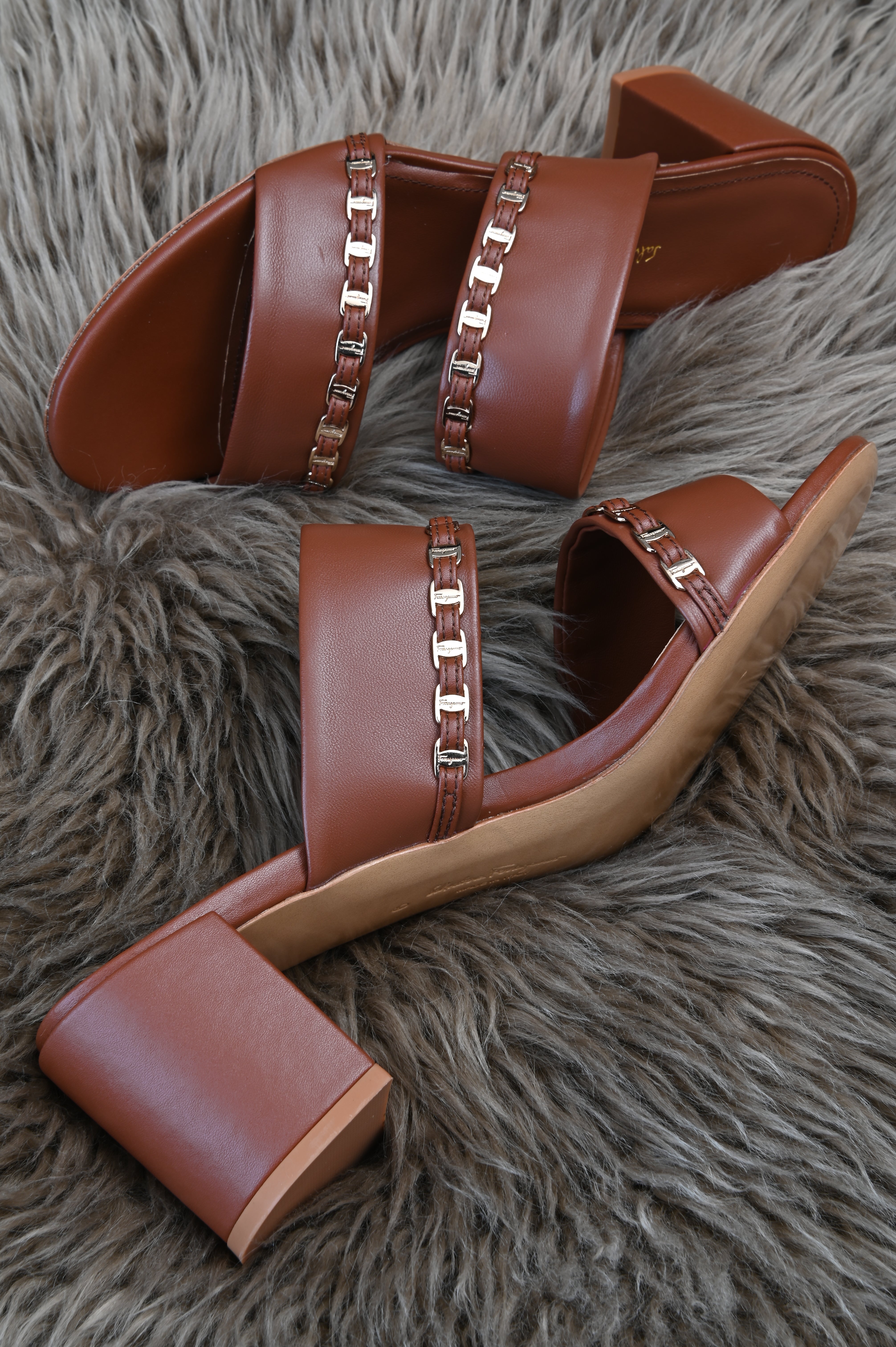 Salvatore Ferragamo Trabiana Chain Block Size 9