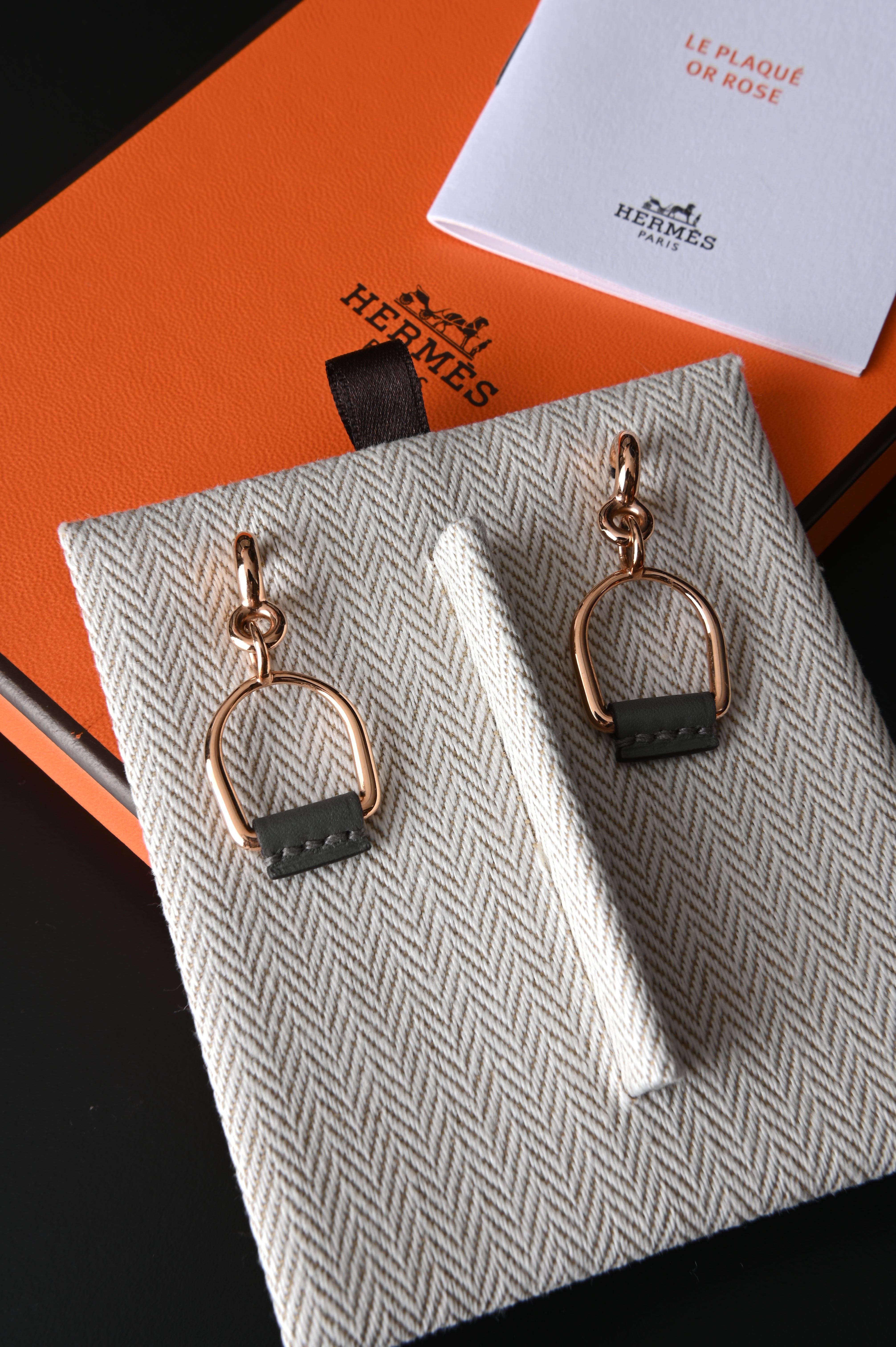 Heritage Equestre Etrier earrings in Taupe