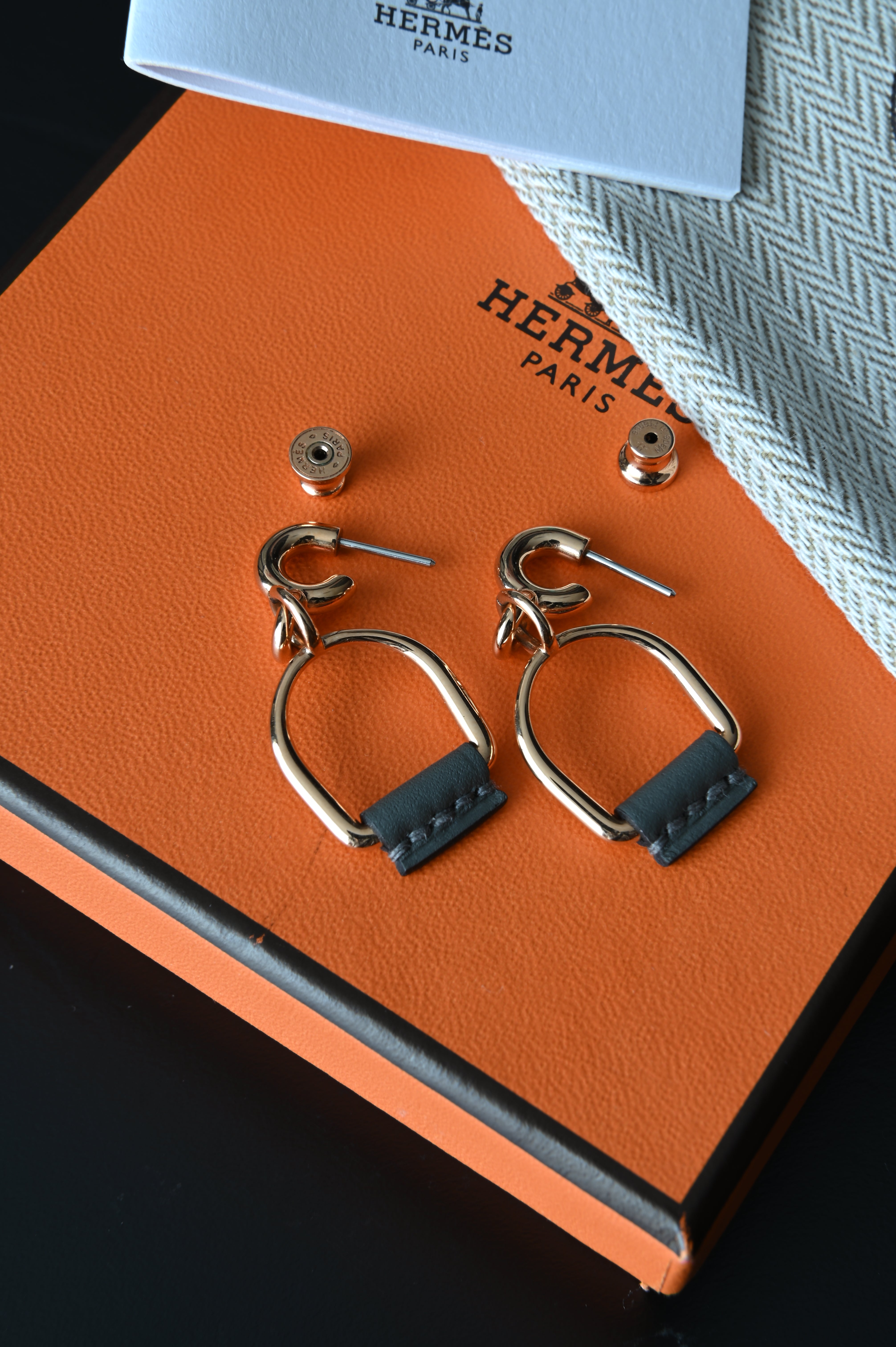 Heritage Equestre Etrier earrings in Taupe