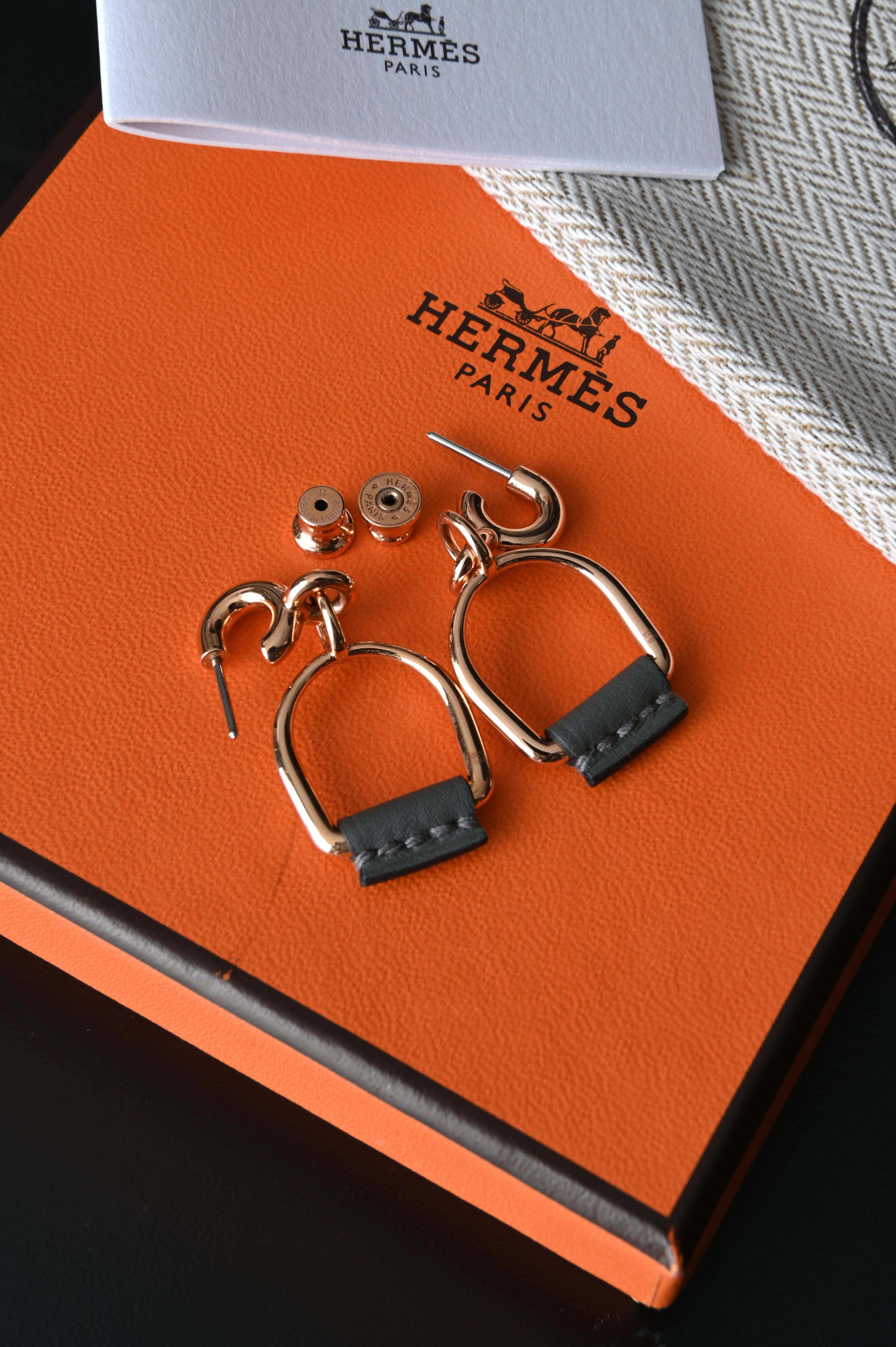 Heritage Equestre Etrier earrings in Taupe