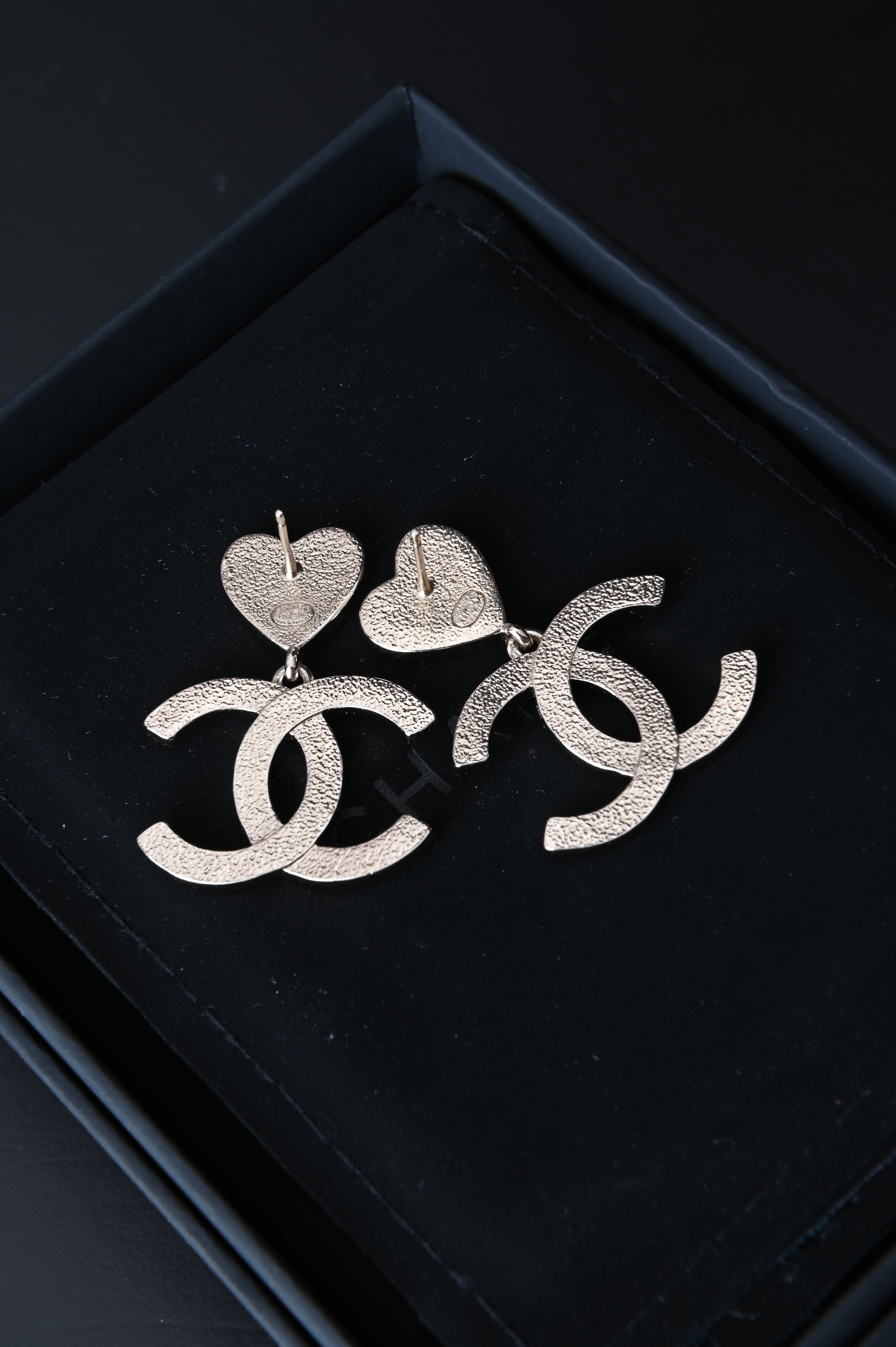 Chanel 24A CC heart earrings
