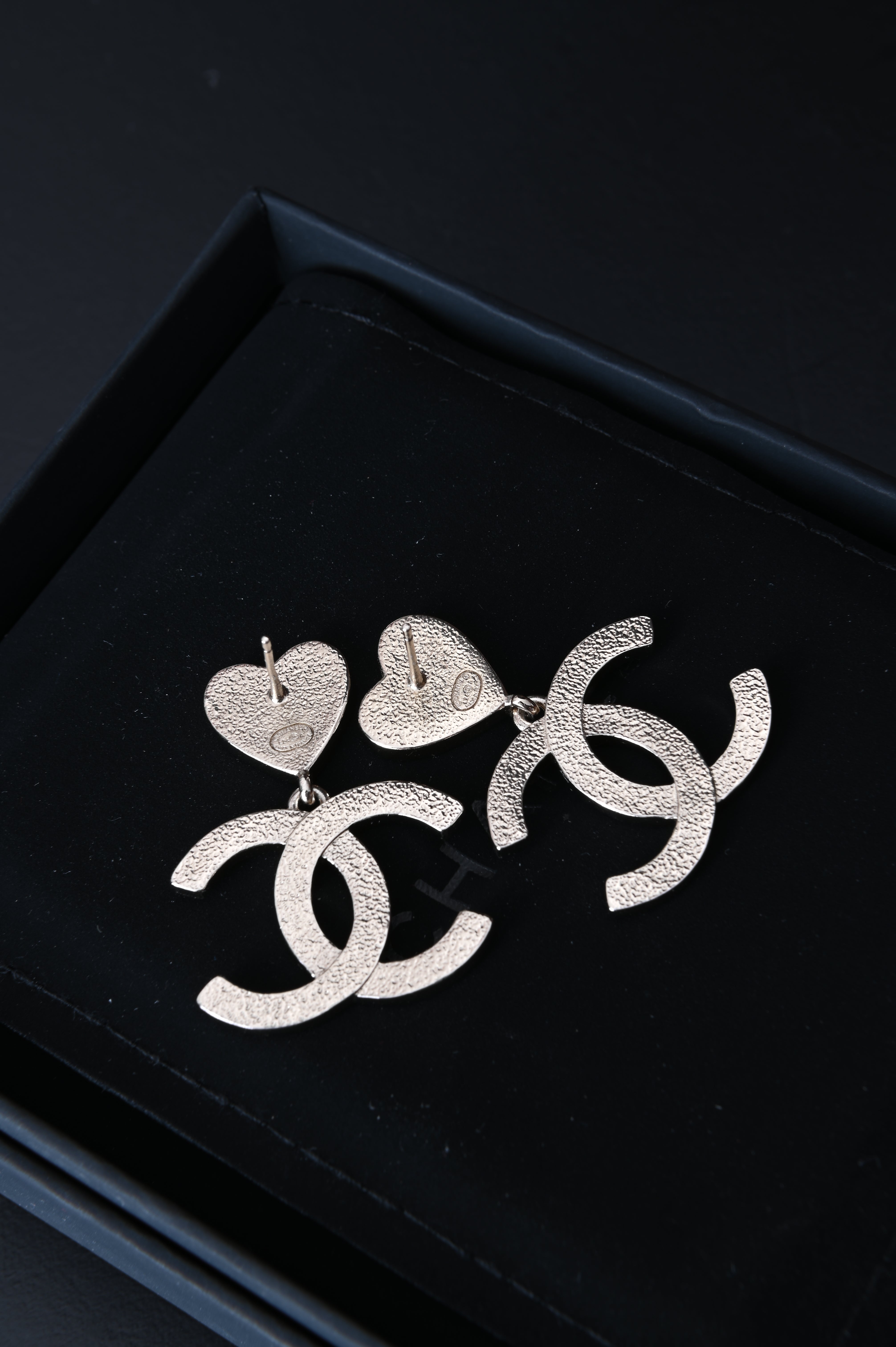 Chanel 24A CC heart earrings