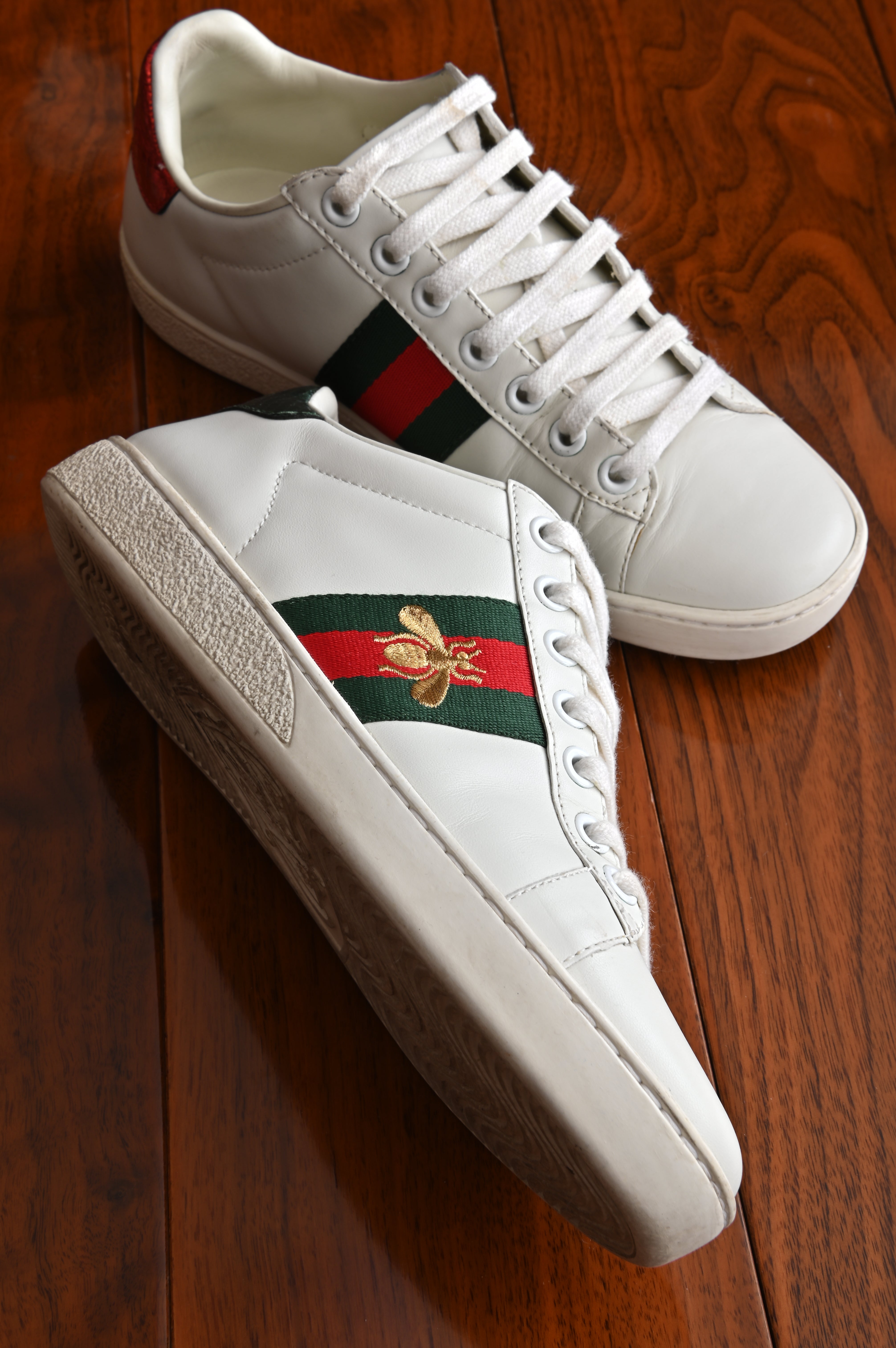 Gucci Ace low-top sneakers White Leather with Green Red Web stripe gold Embroidered Bee right