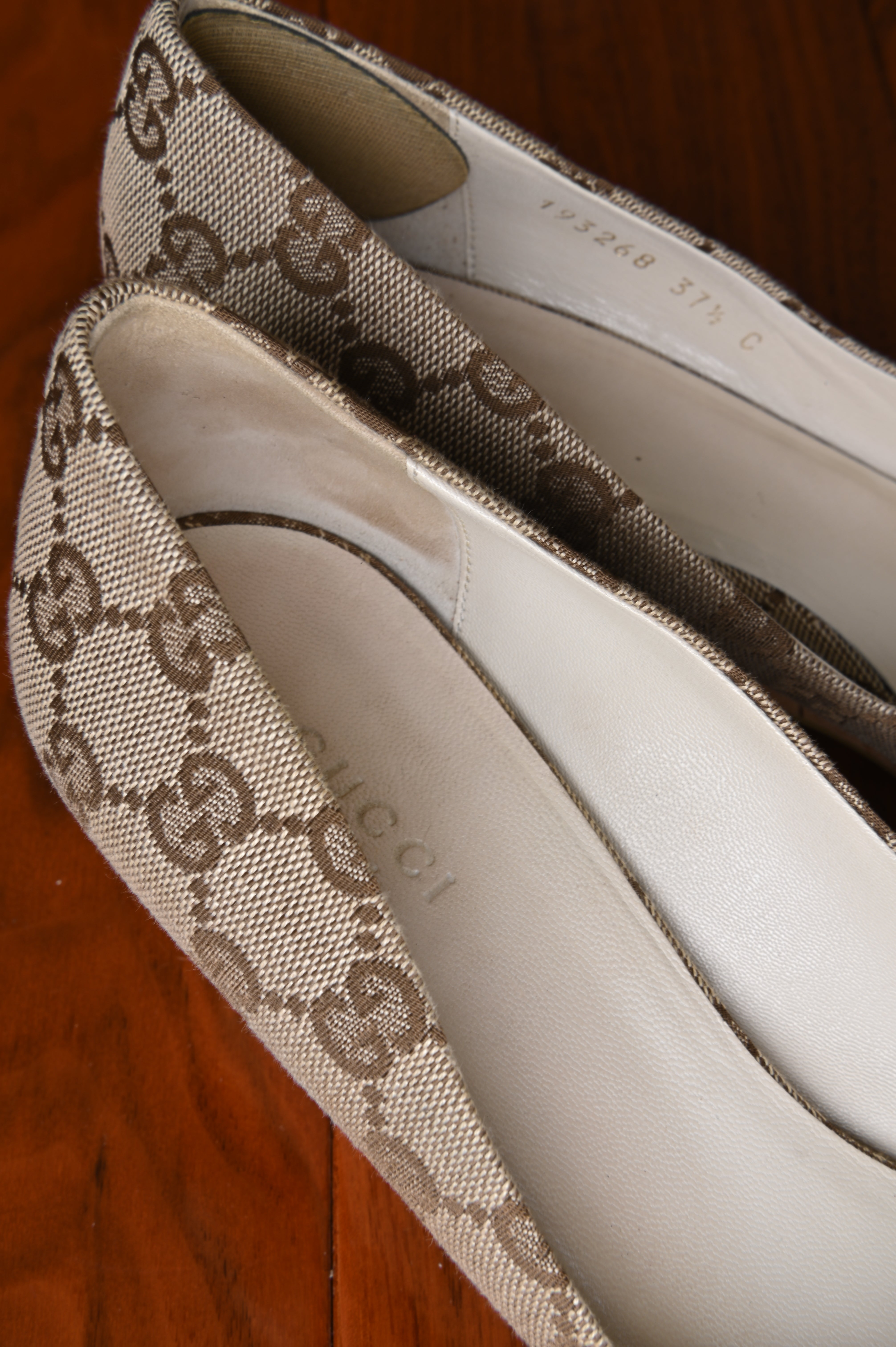 Gucci Brown GG Wedges logo