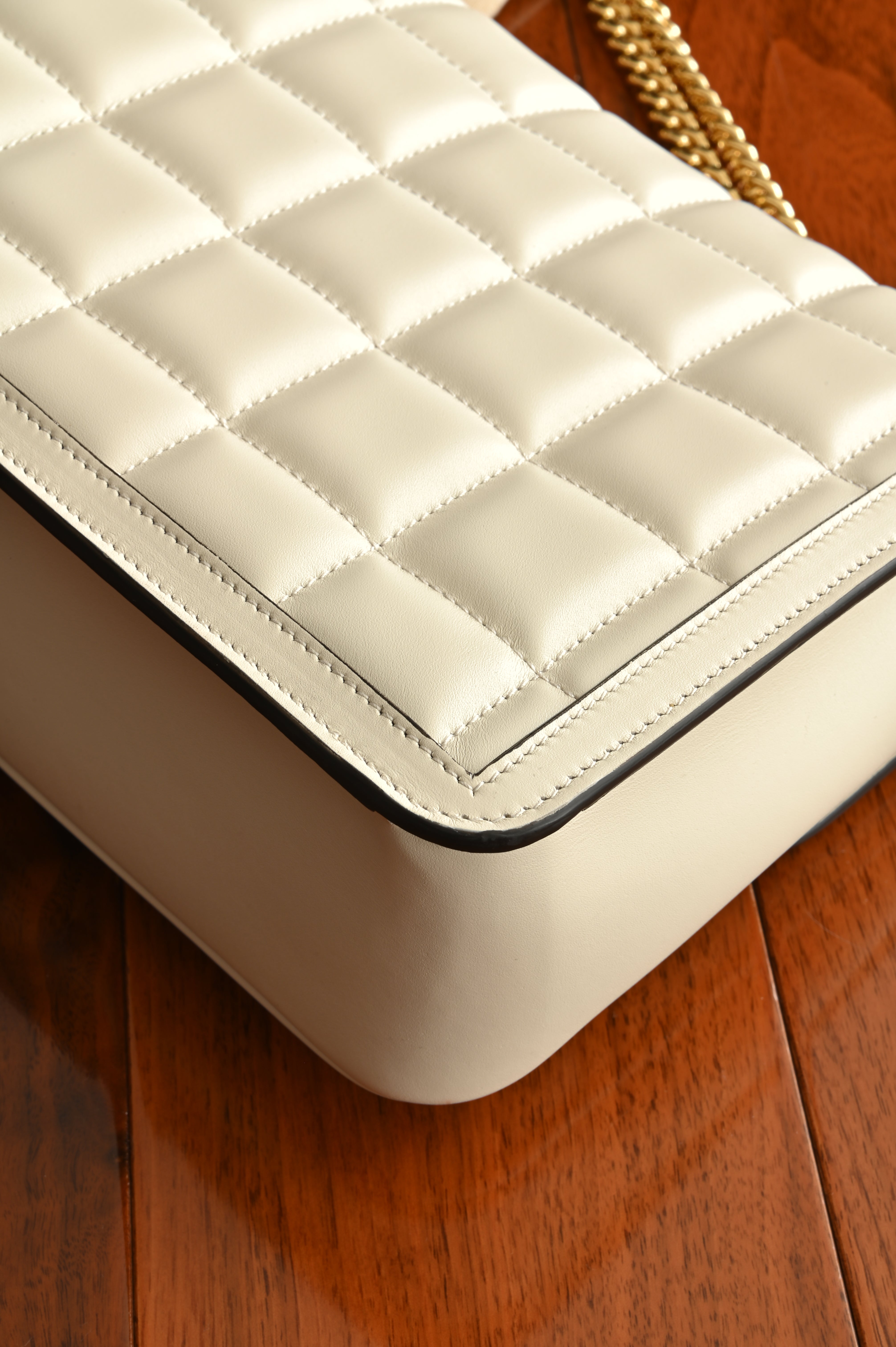 Gucci Deco Small Shoulder Bag in White Quilted Calf leather with Gold Silver-toned Lock back corner two