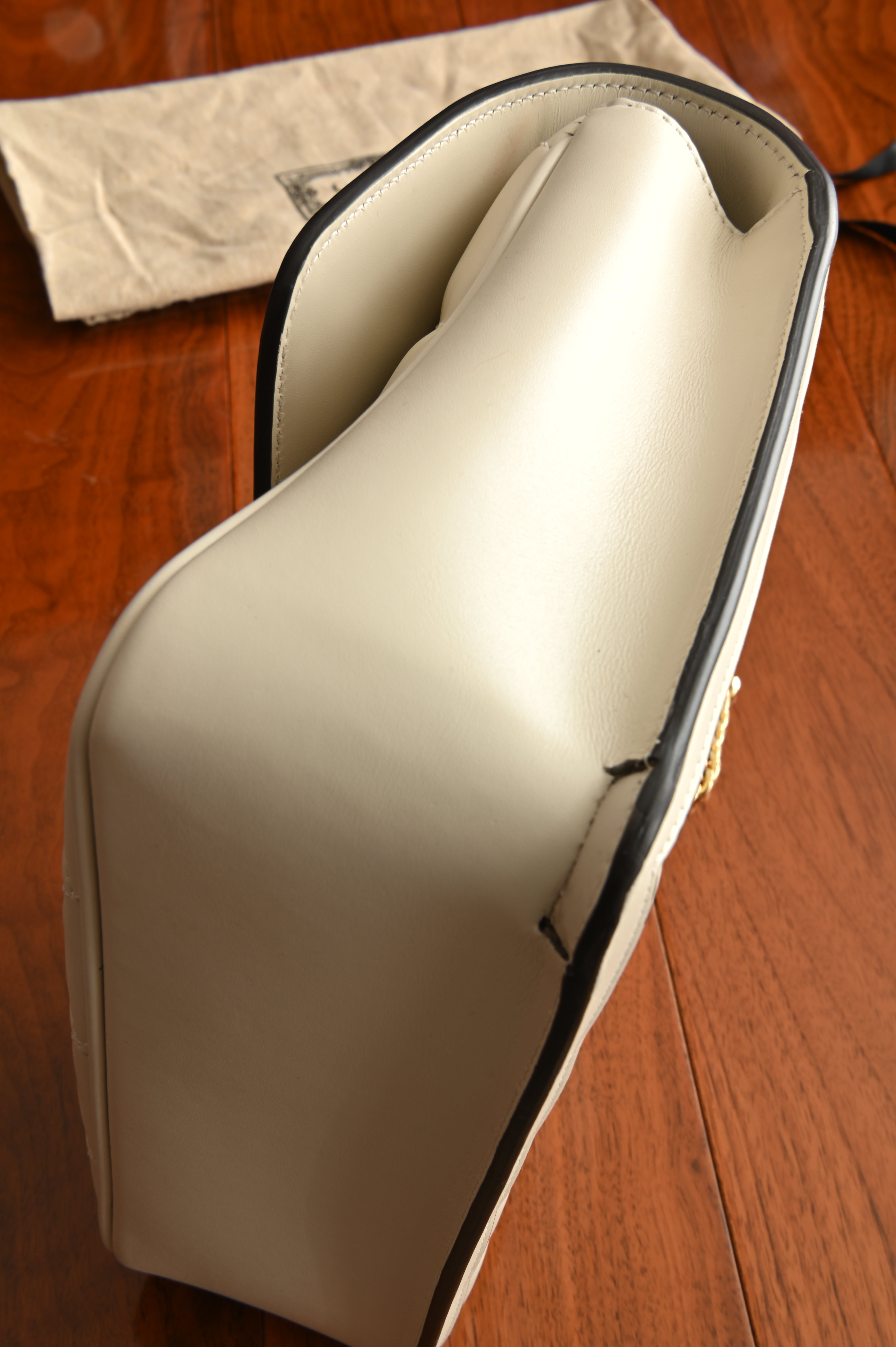 Gucci Deco Small Shoulder Bag in White Quilted Calf leather with Gold Silver-toned Lock side two