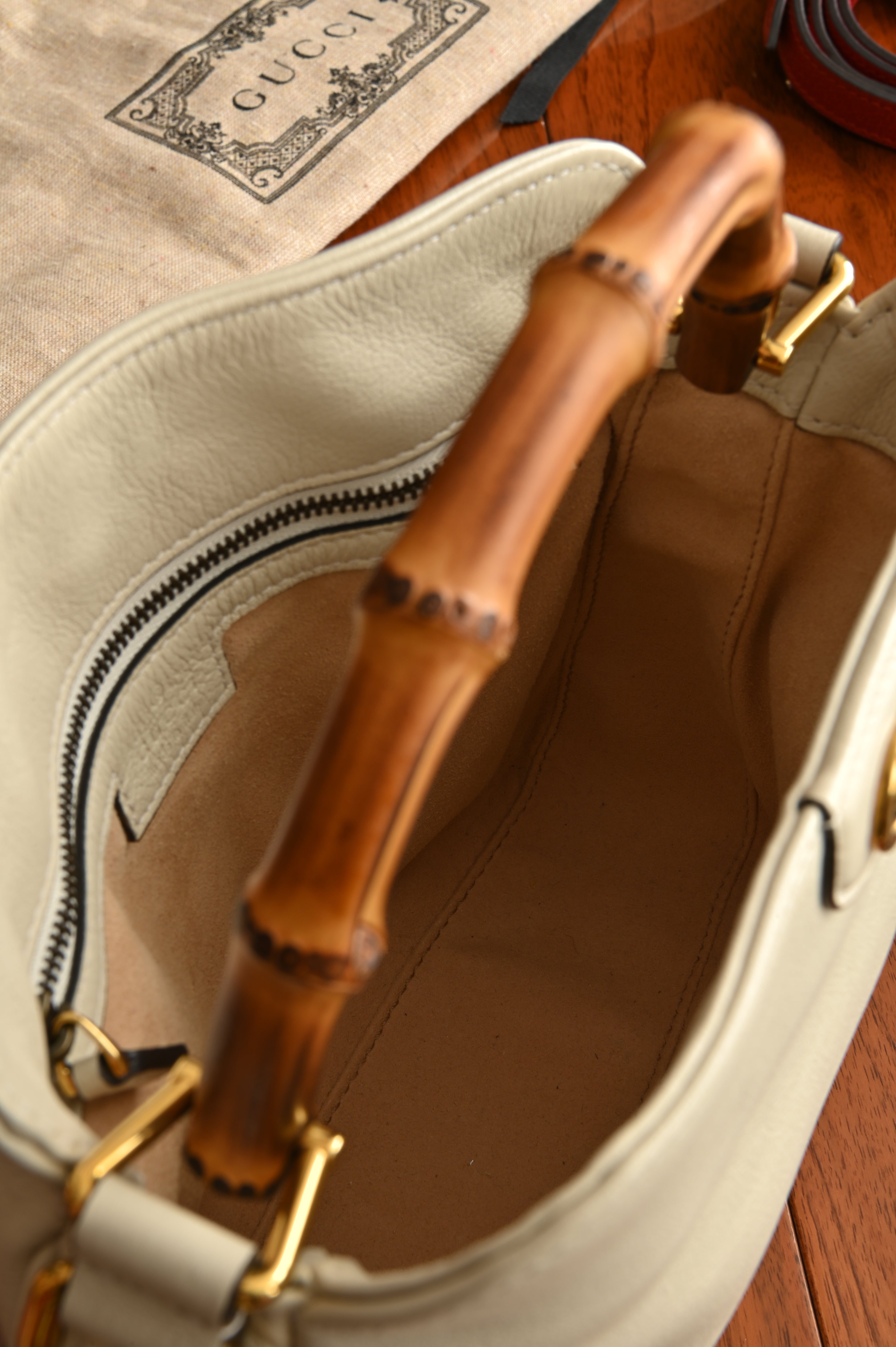 Gucci Diana Small Shoulder bag in White leather with bamboo top handles and gold-toned Double G hardware inside