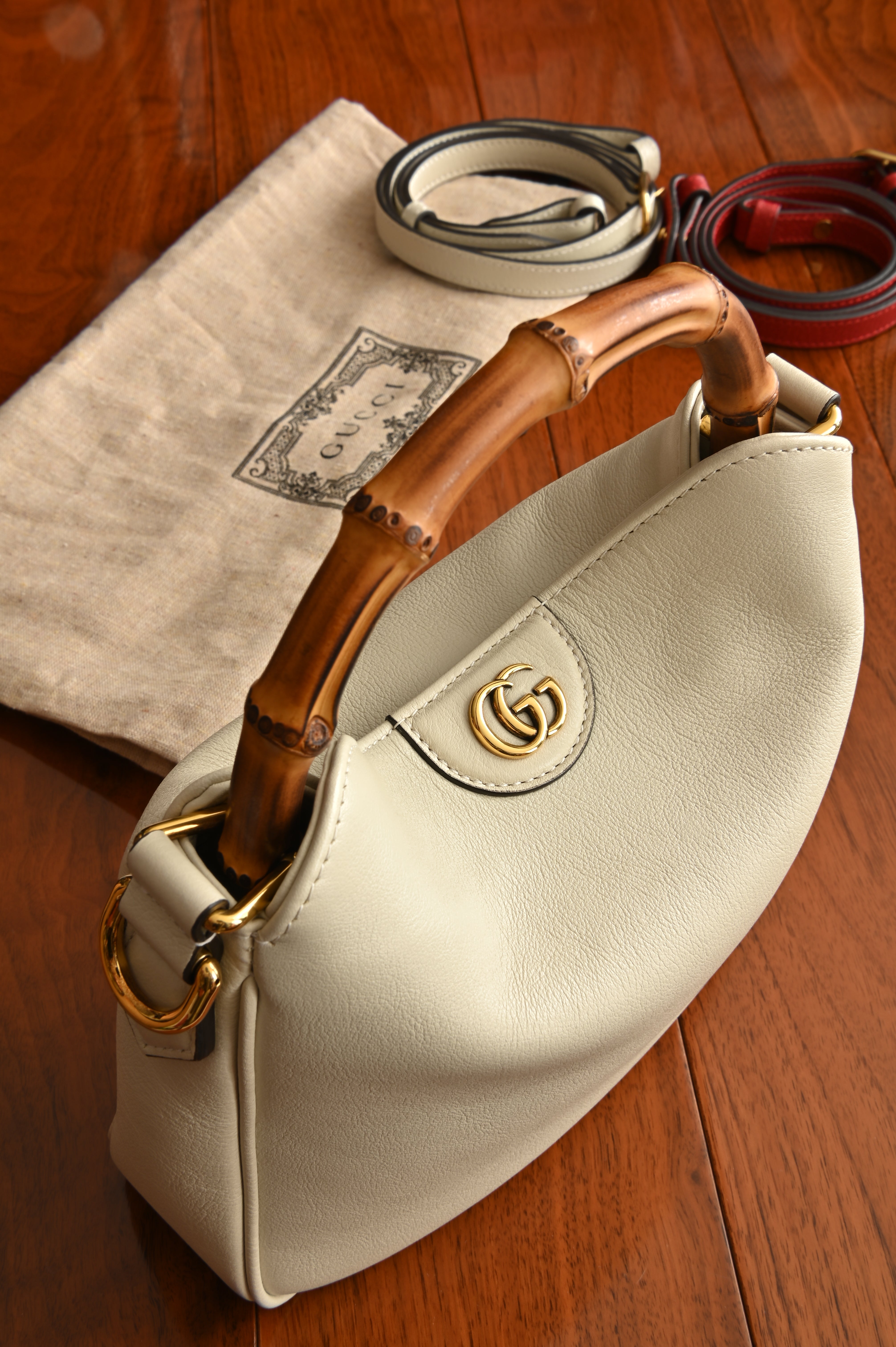 Gucci Diana Small Shoulder bag in White leather with bamboo top handles and gold-toned Double G hardware top