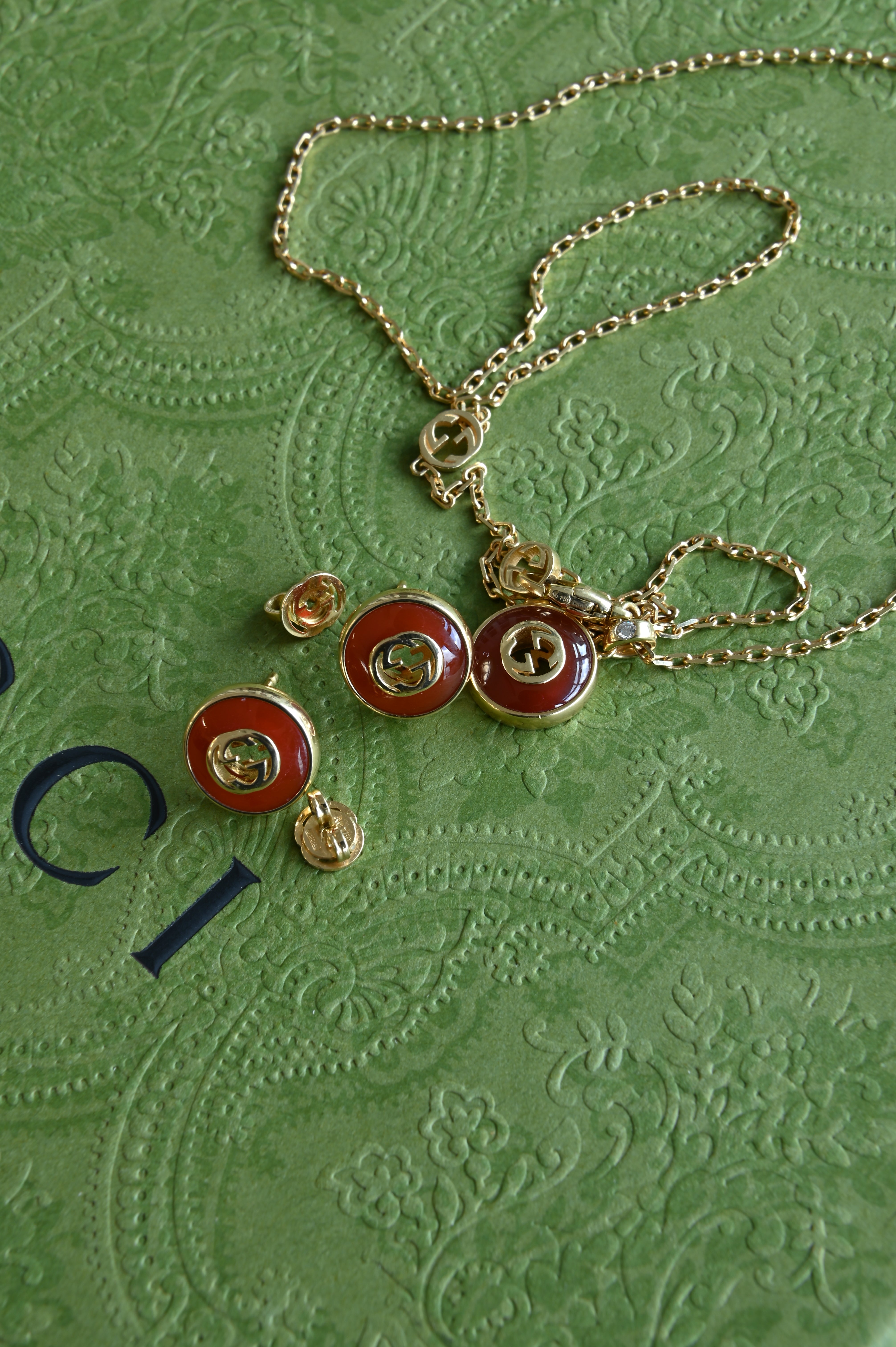 Gucci Interlocking G Fine Jewellery Set in 18K Yellow Gold, Agate & Diamond