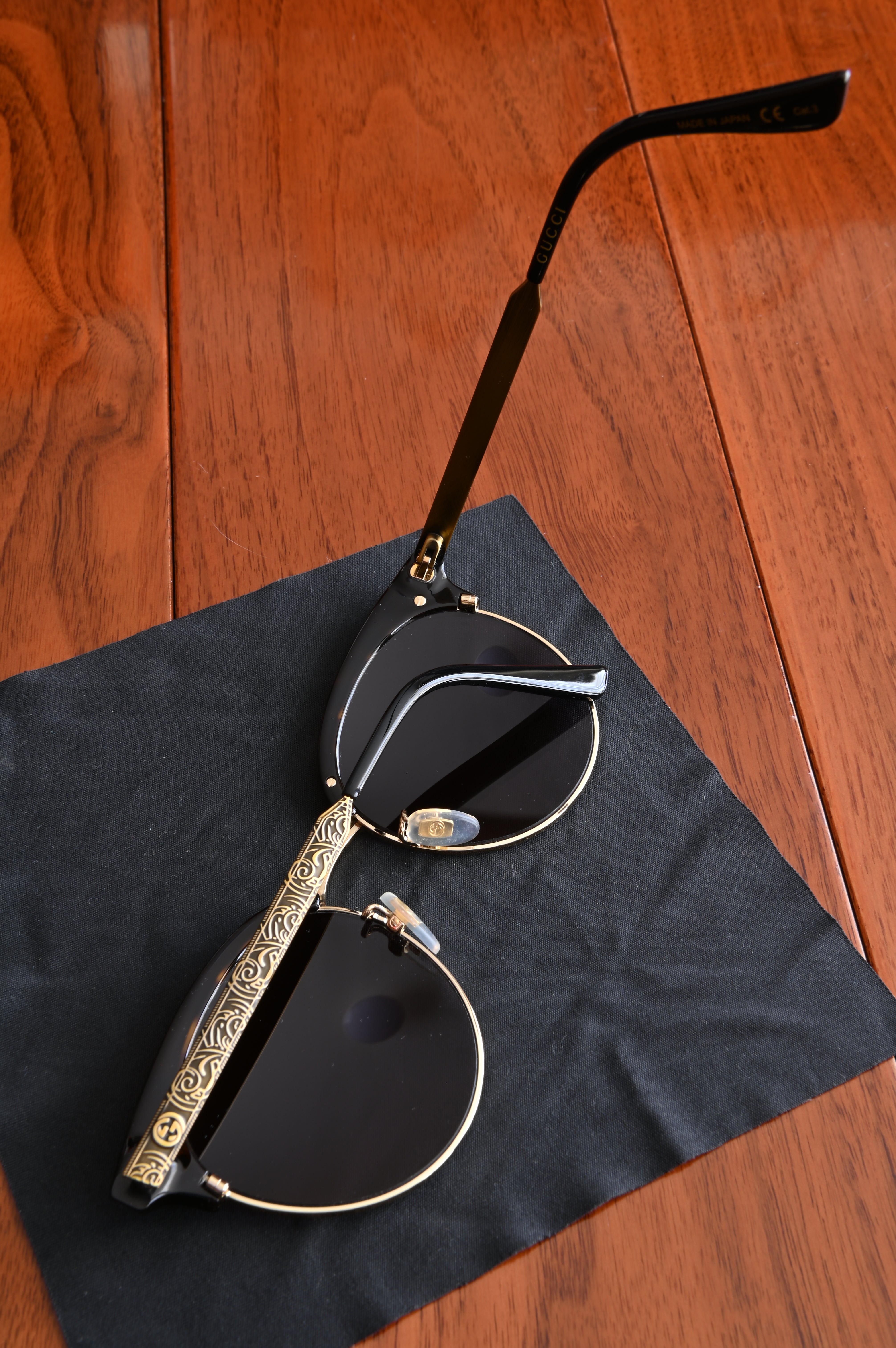 Gucci Tiger detail Cats-eye sunglasses right arm