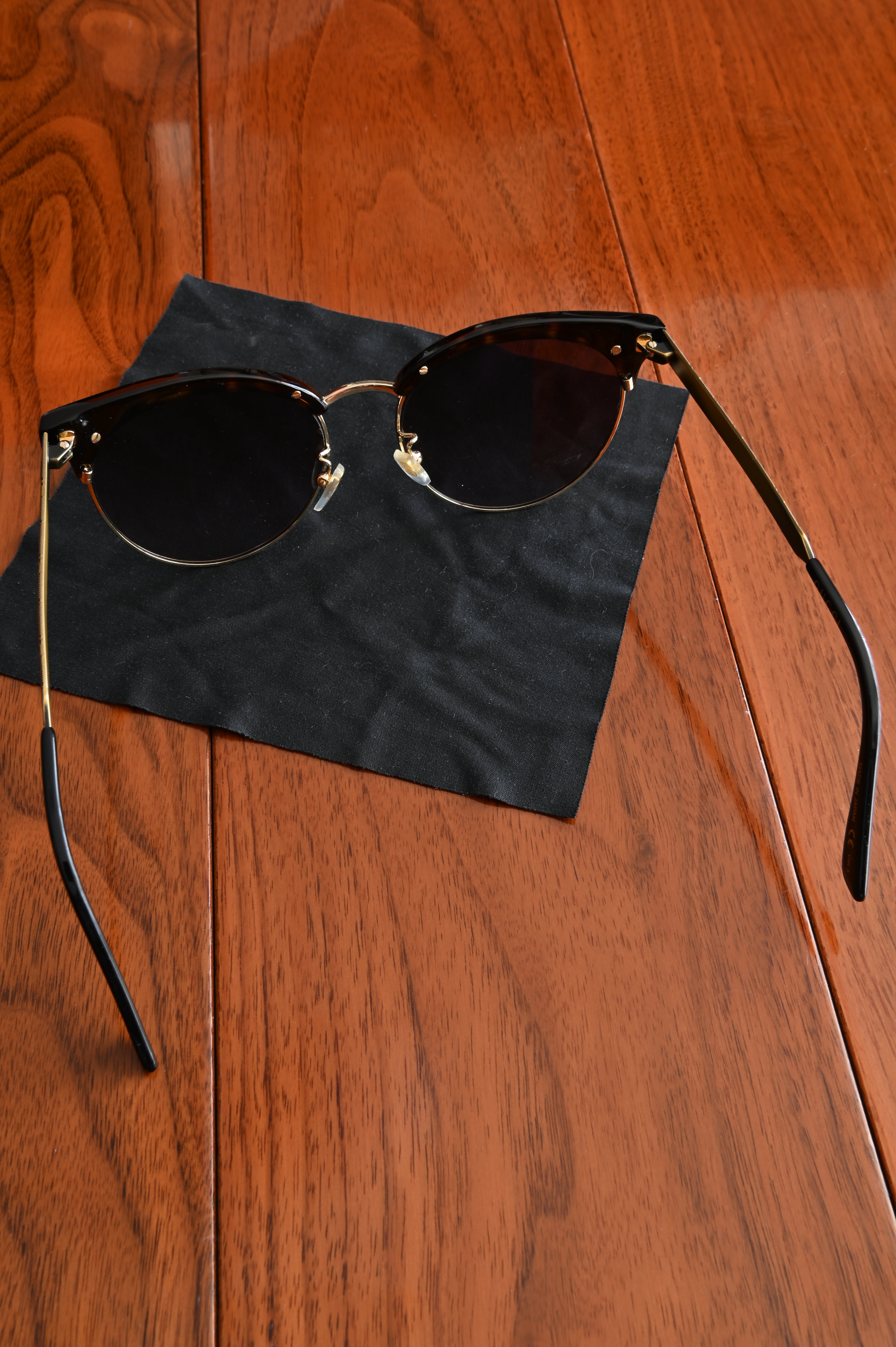 Gucci Tiger detail Cats-eye sunglasses stand