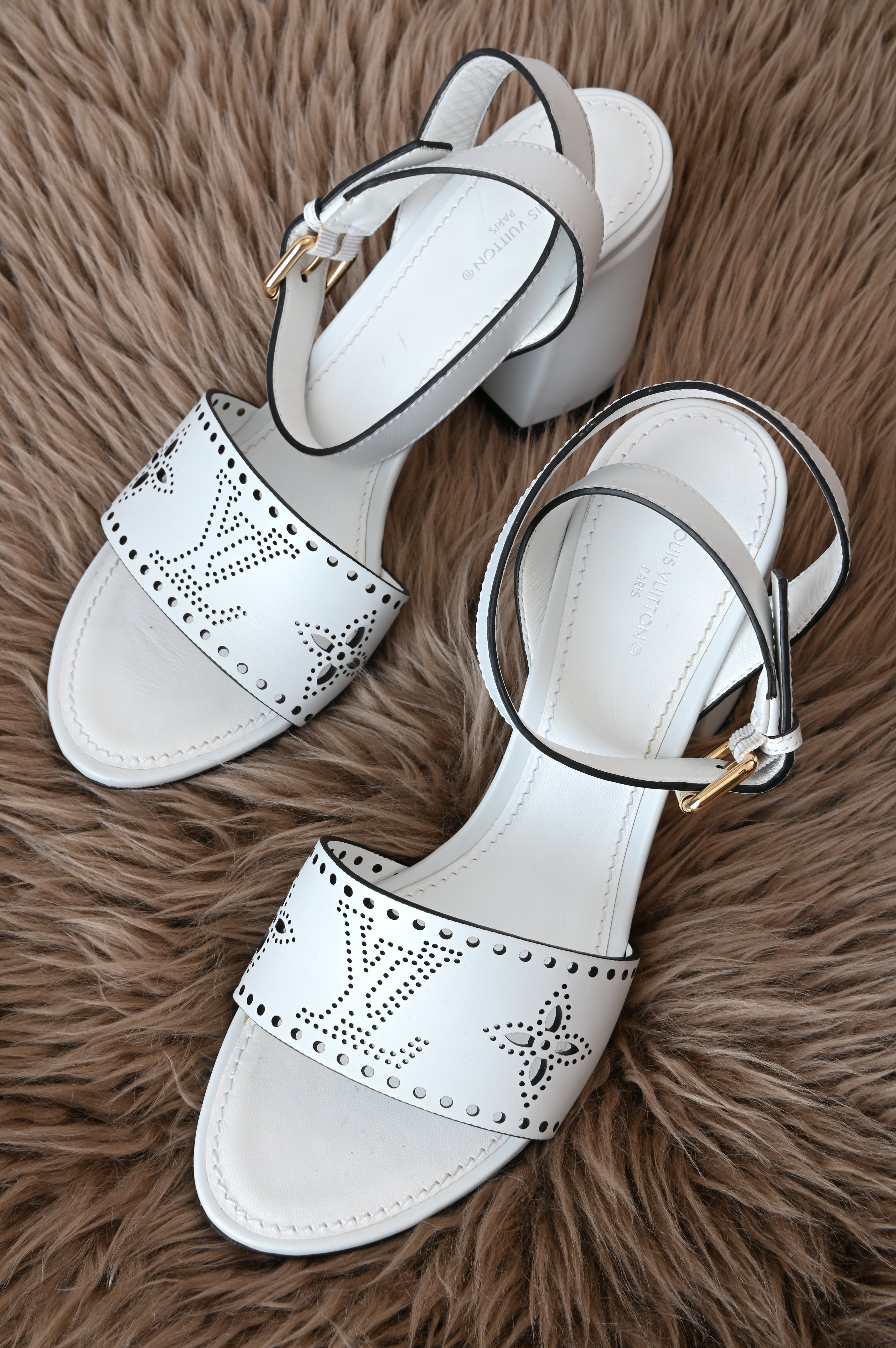 Louis Vuitton Horizon Line in white