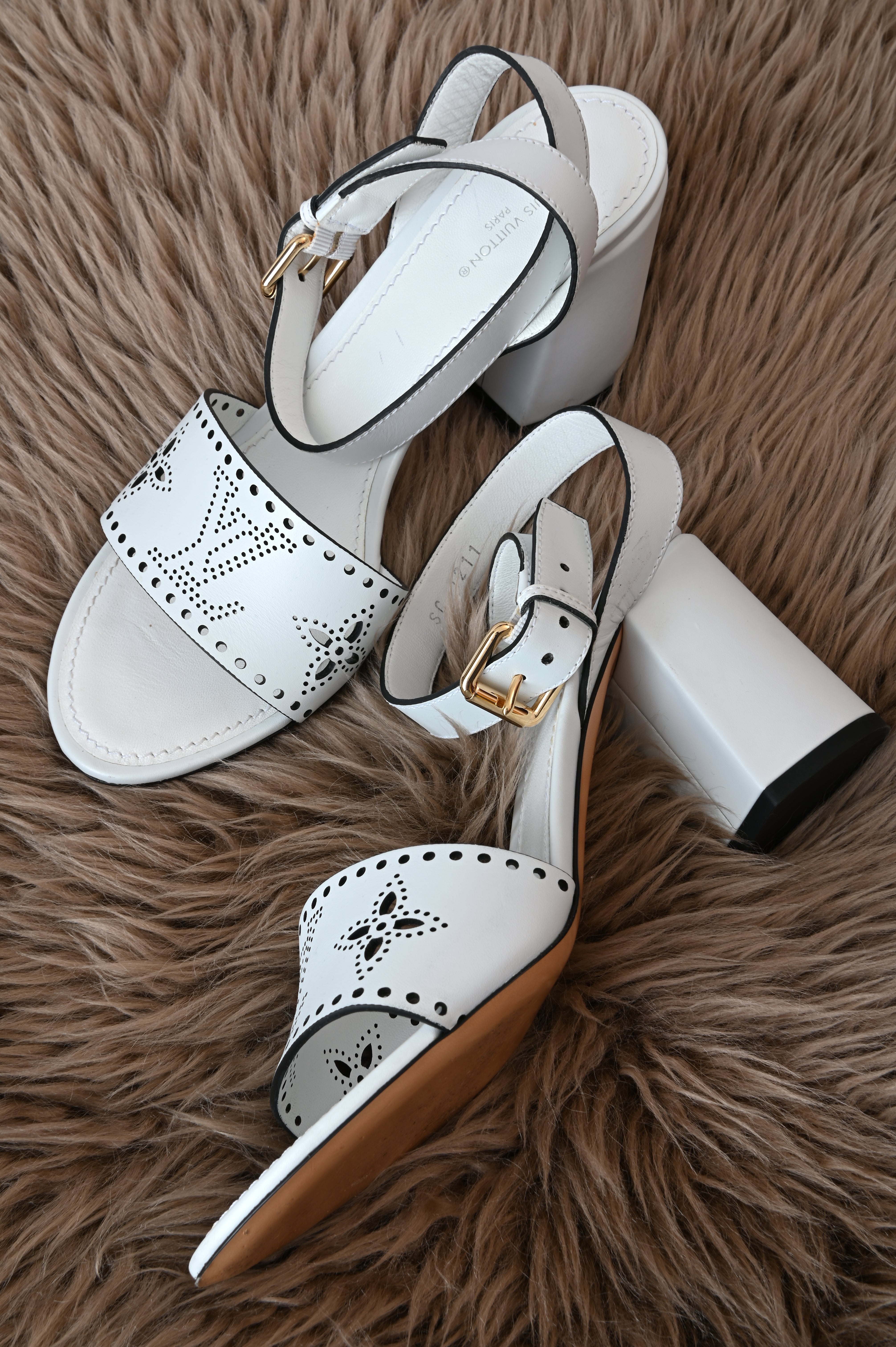 Louis Vuitton Horizon Line in white code
