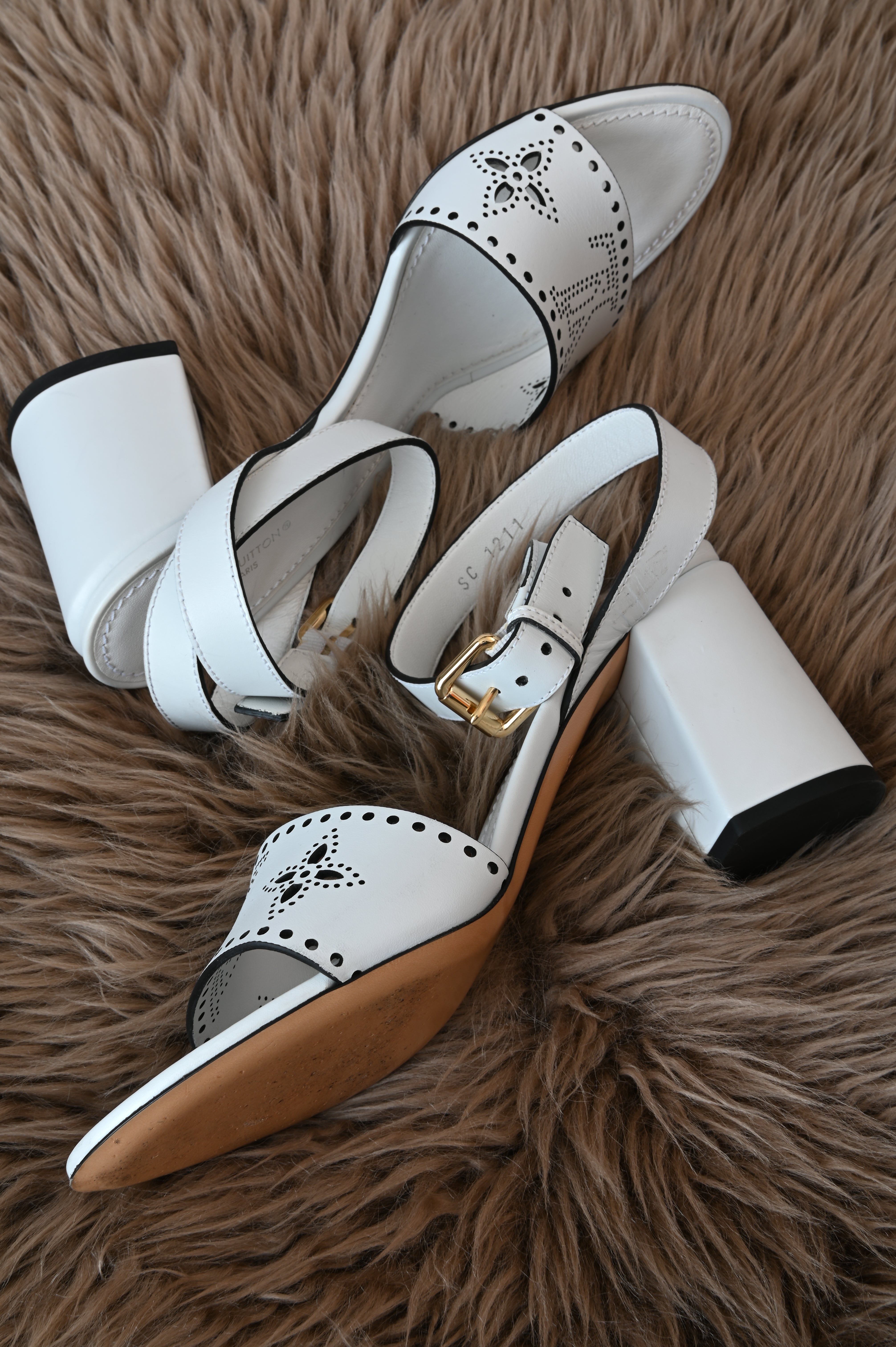 Louis Vuitton Horizon Line in white side 1