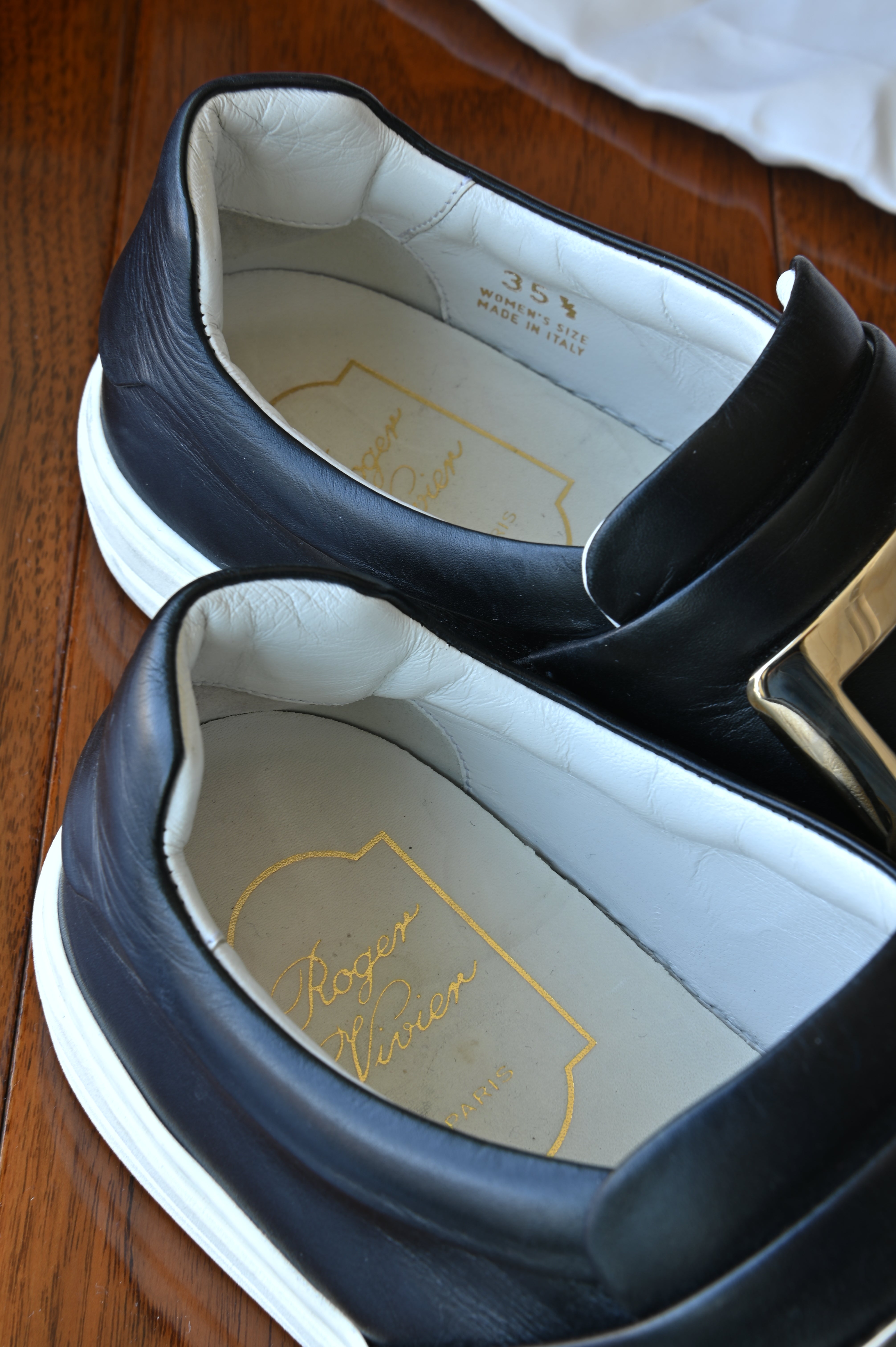 Roger Vivier Black Gold. Buckle Slip On Shoes logo