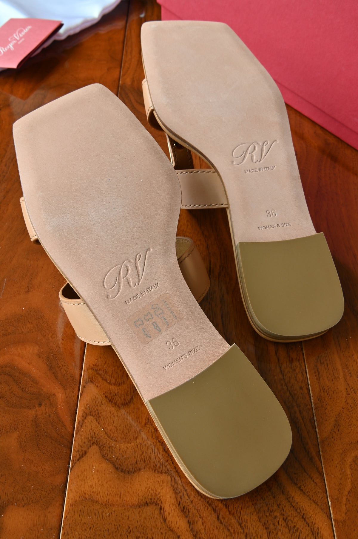 Roger Vivier Heart Brown Flat Sandals bottom