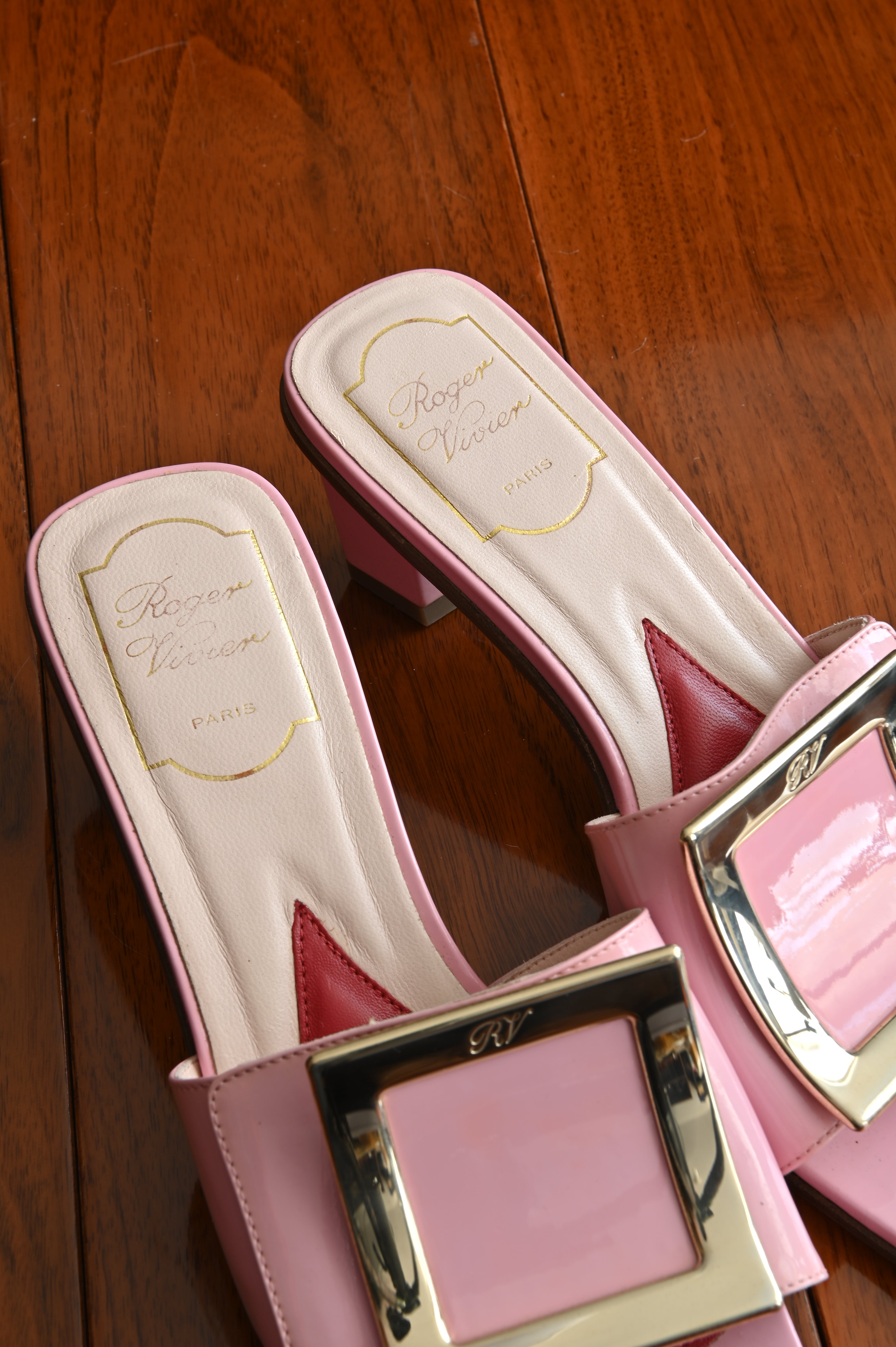 Roger Vivier Love metal Buckle Mule in pink Patent leather
