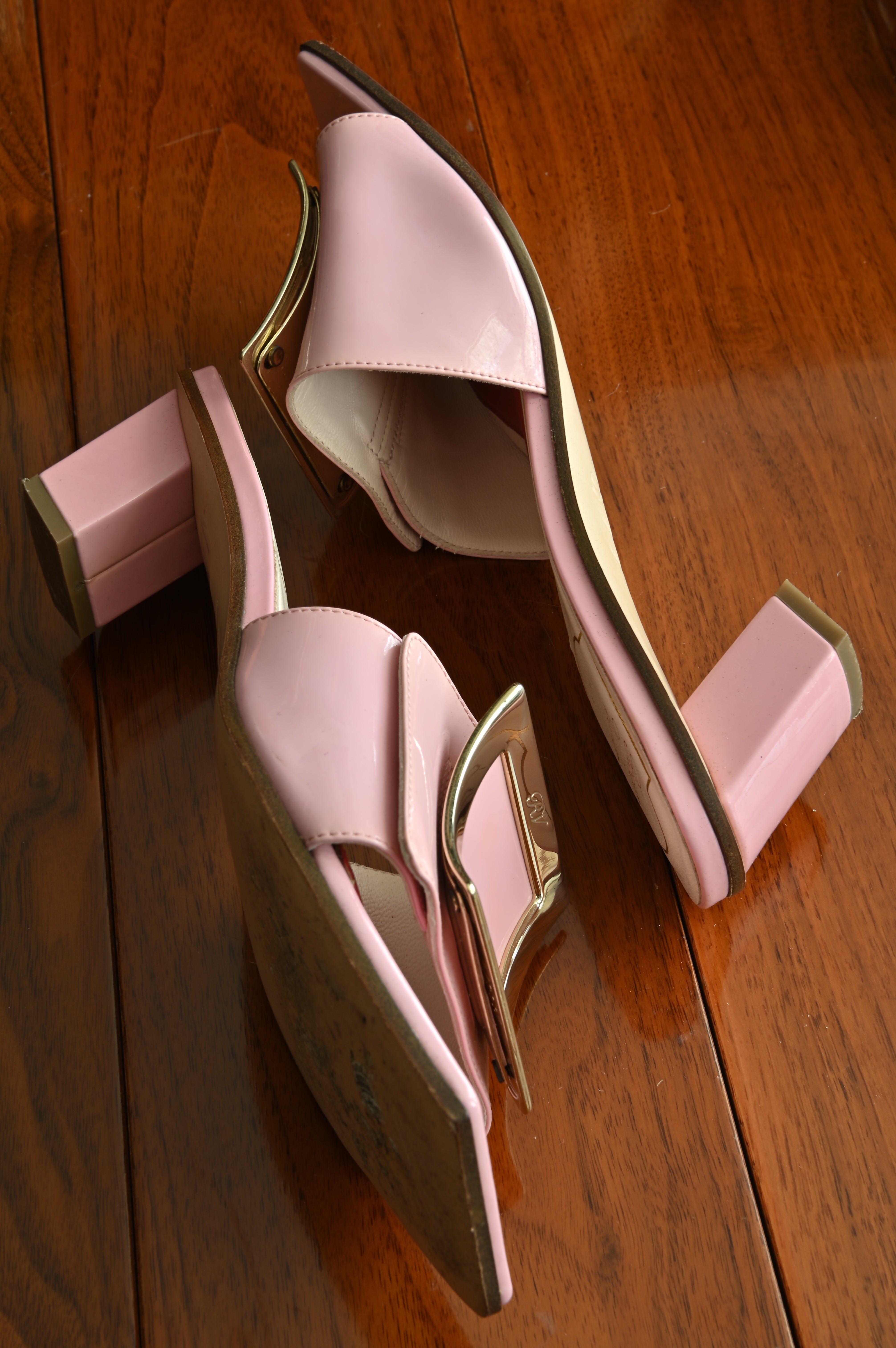 Roger Vivier Love metal Buckle Mule in pink Patent leather