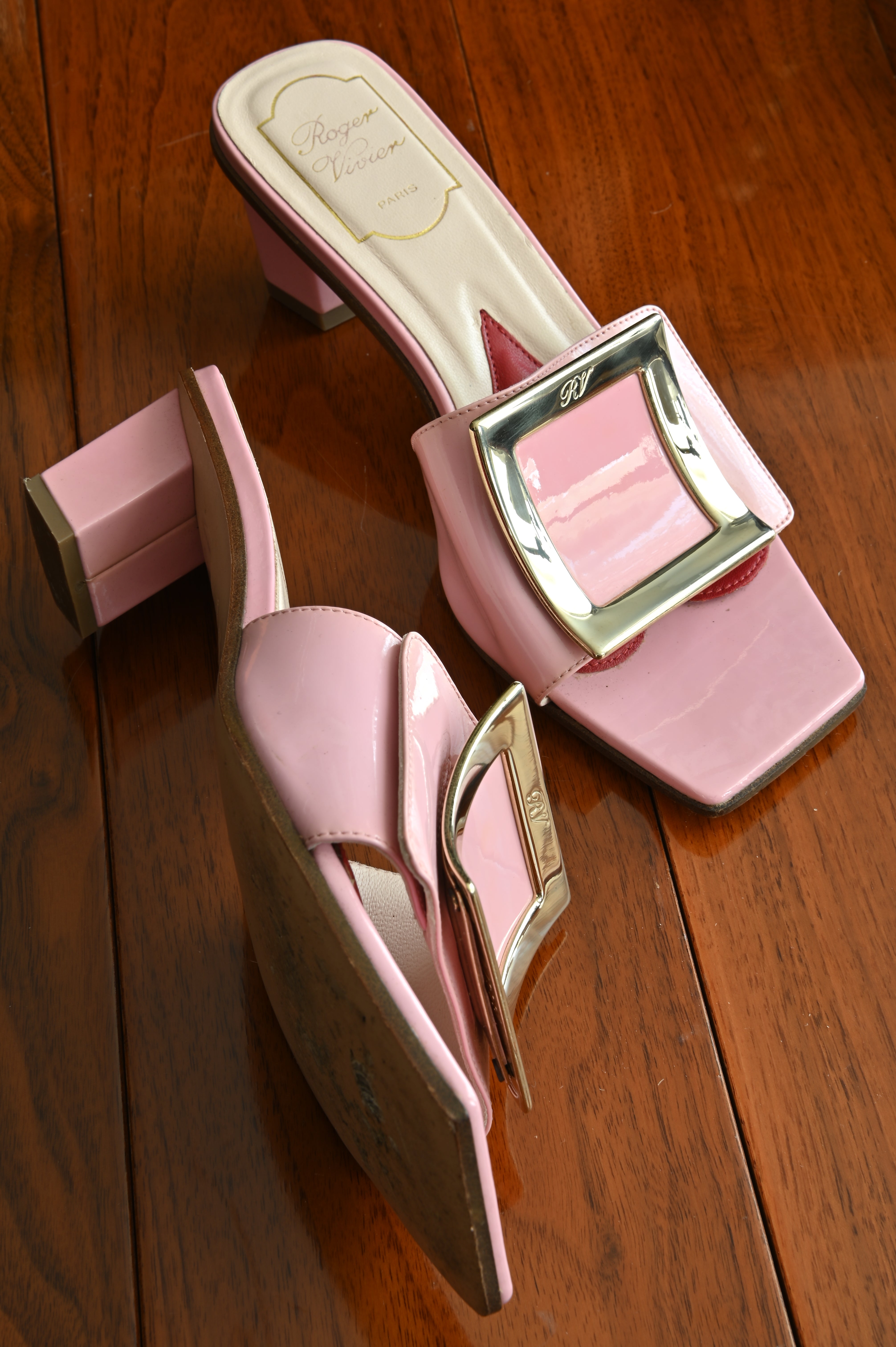 Roger Vivier Love metal Buckle Mule in pink Patent leather