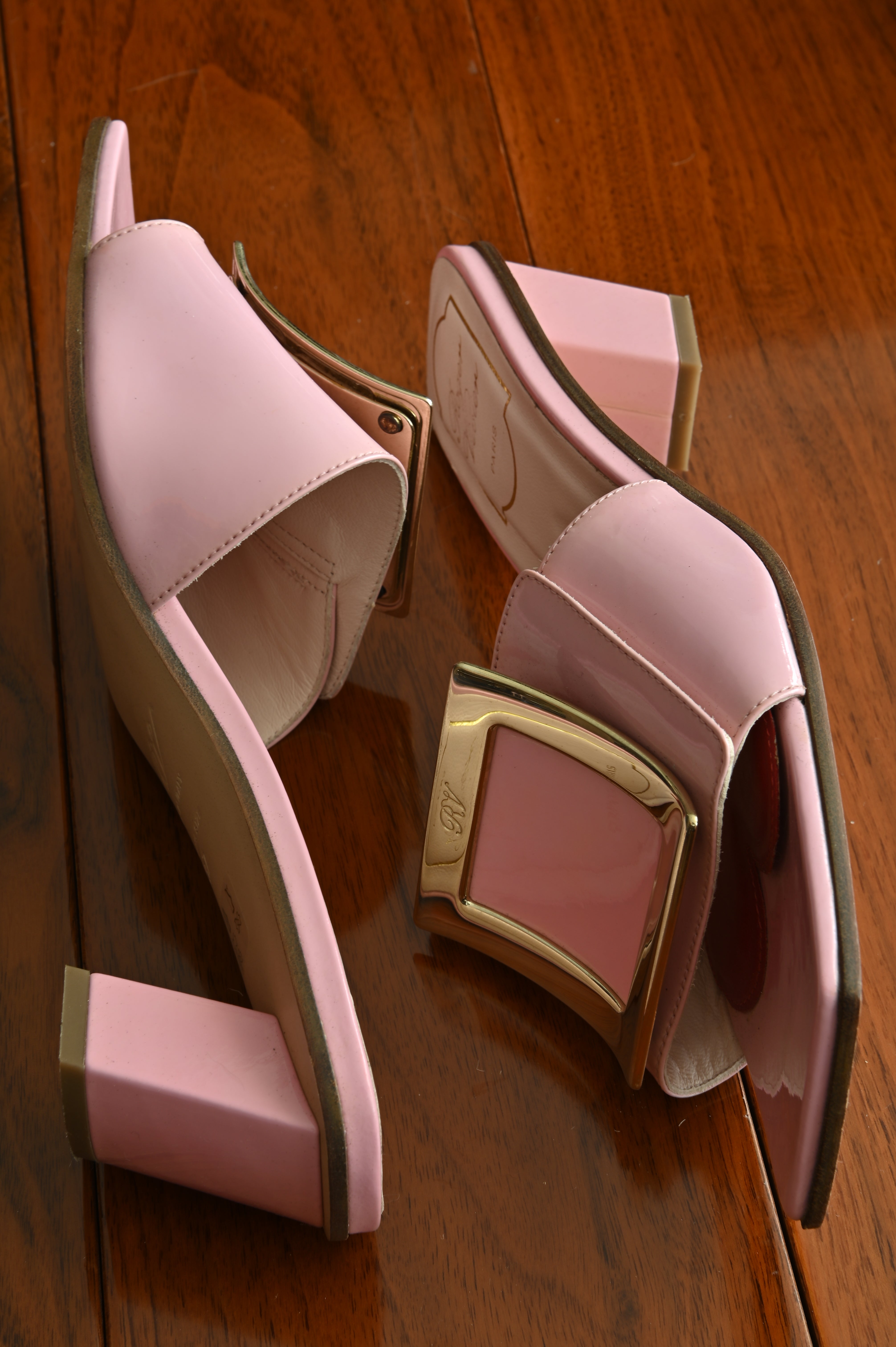 Roger Vivier Love metal Buckle Mule in pink Patent leather