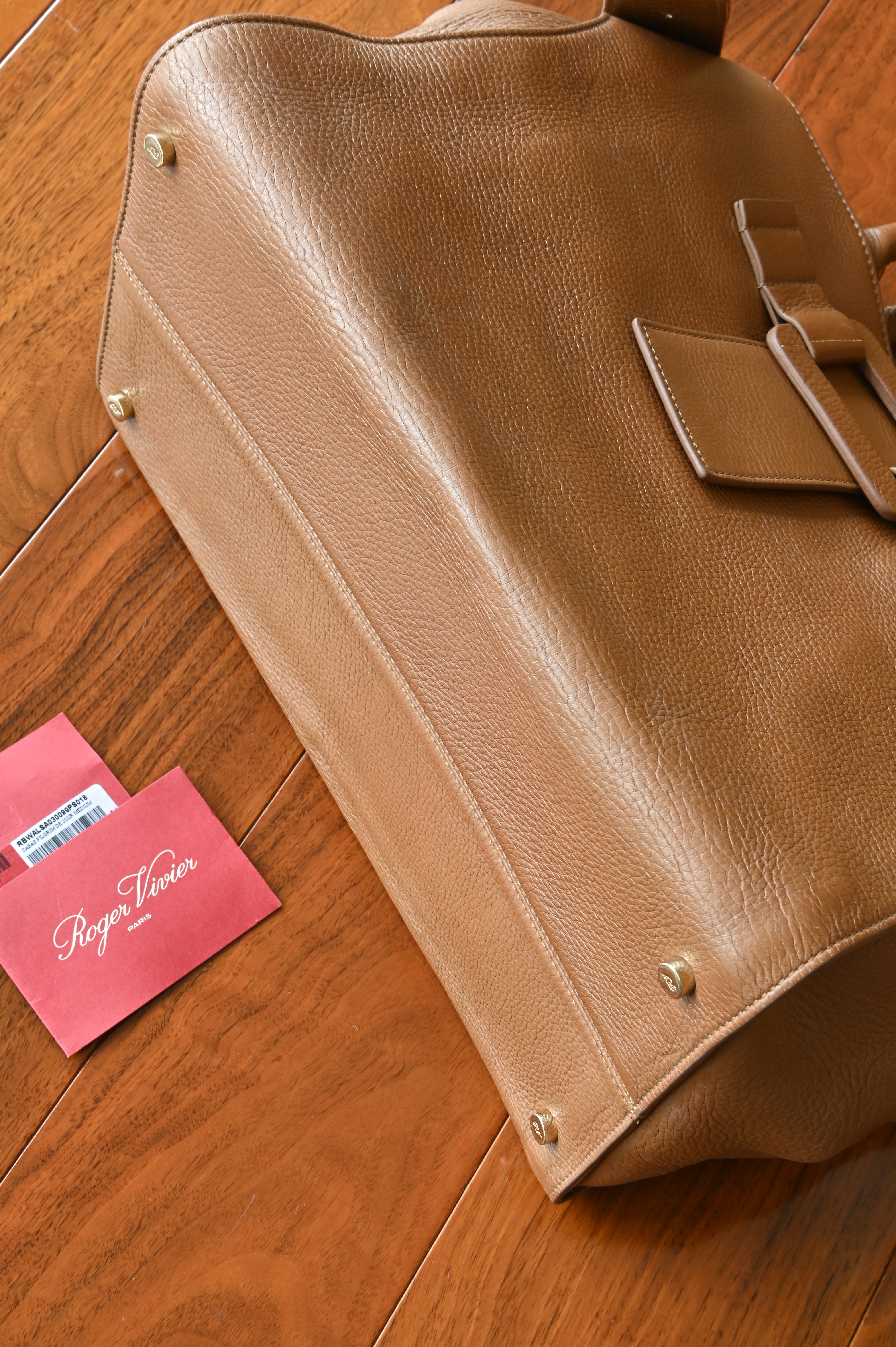 Roger Vivier Pilgrim De Jour Camel Tote Bag bottom