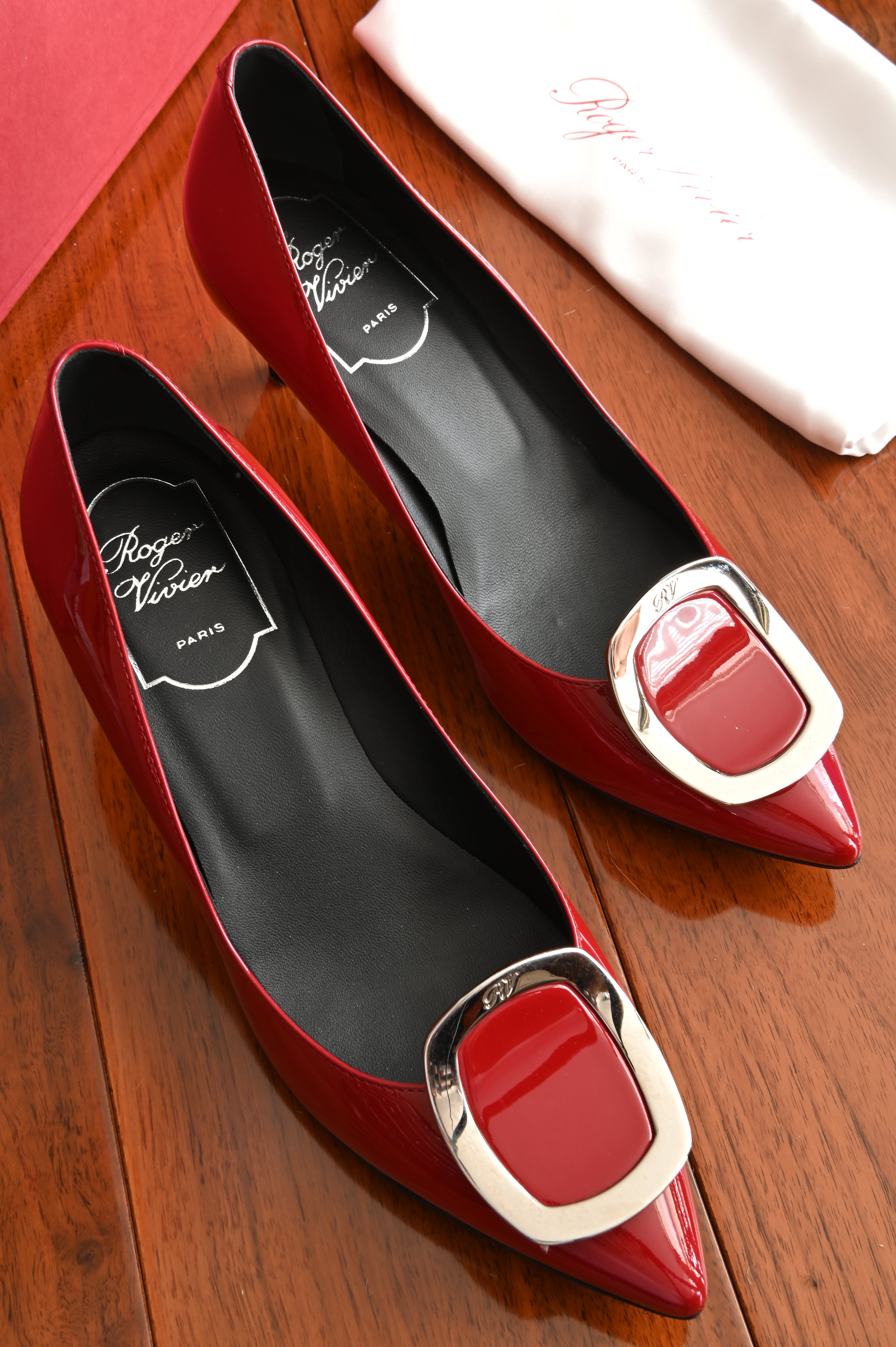 Roger Vivier Red Pumps front