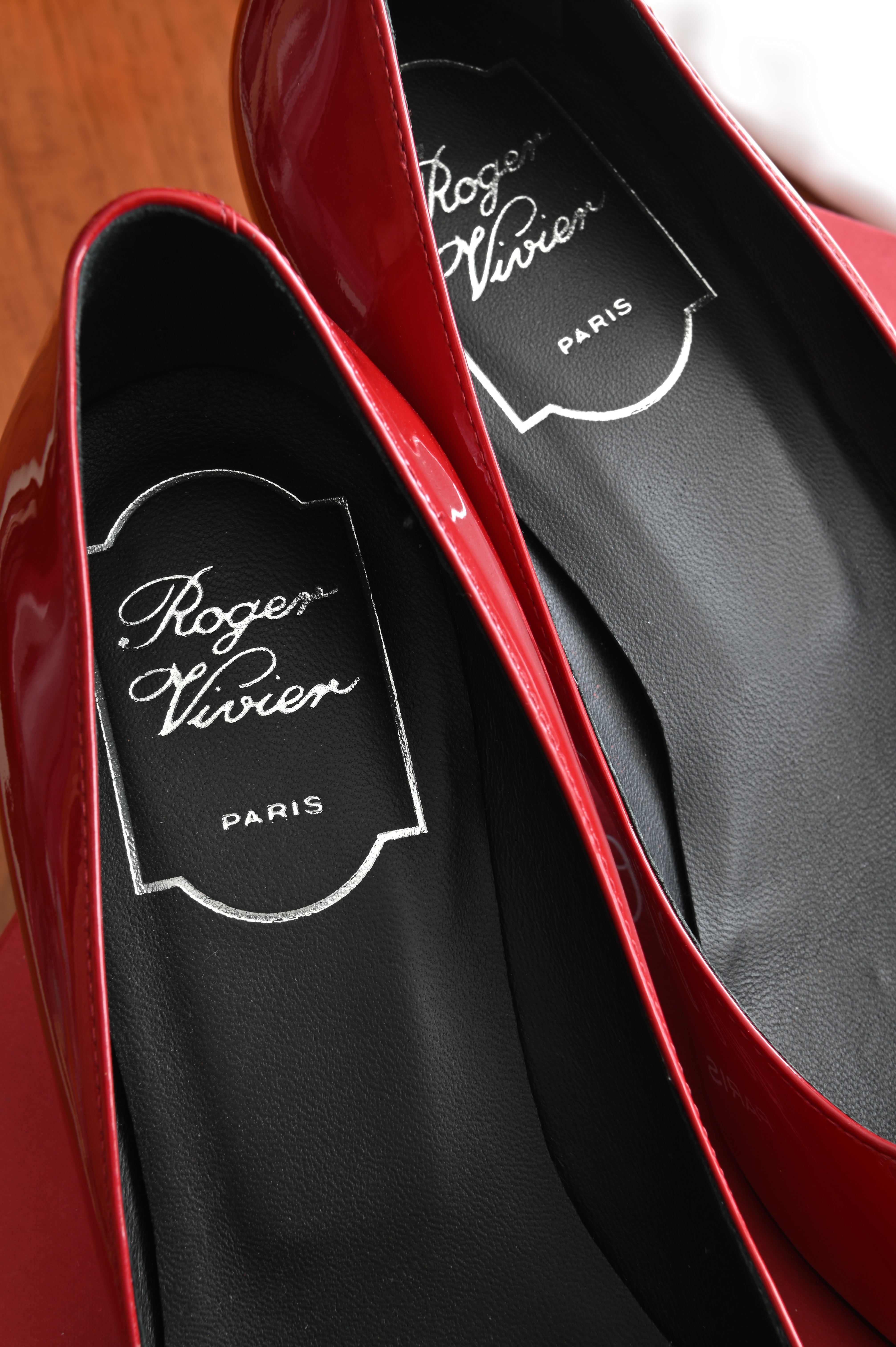 Roger Vivier Red Pumps logo