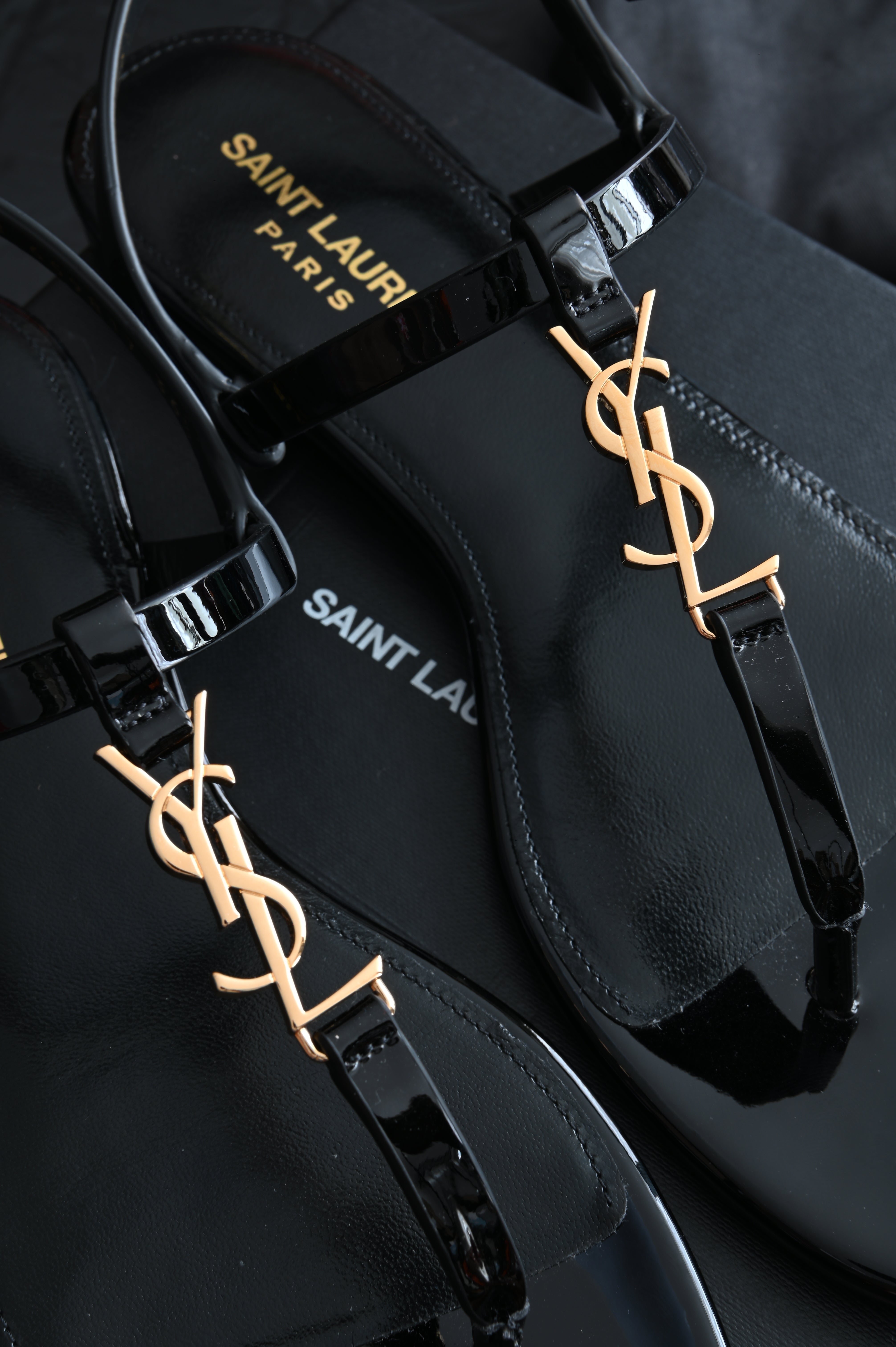 Saint Laurent Cassandra Thong sandals flats in patent and gold hardware