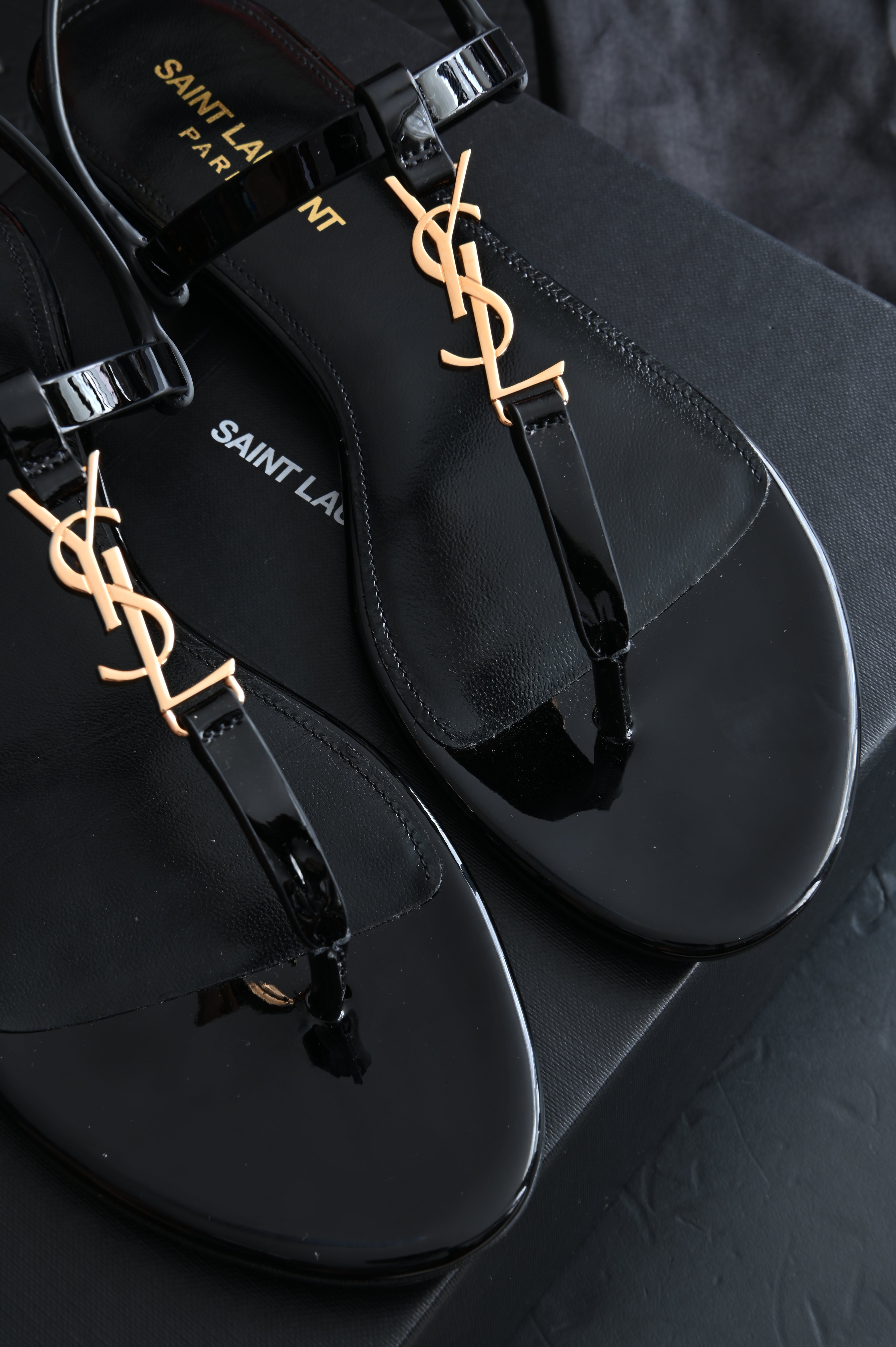 Saint Laurent Cassandra Thong sandals flats in patent and gold hardware